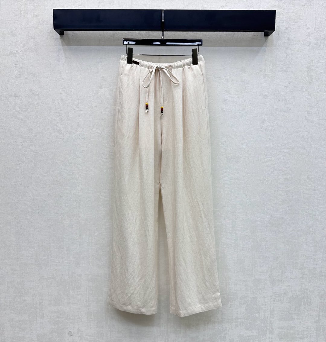 NO:716926,2026 new arrivals drawstring linen straight trousers, customized YB imported blended linen material, full of texture, stiff and stylish. Elastic elastic beaded drawstring design at the waist. Matched with symmetrical pocket decoration to add layering to the look. Letter leather label logo elements are embellished on one side of the waist and hips to highlight the brand tone. Development of surface accessories. High-waisted straight trousers cut in a style. Casual and relaxed fit. High version.198609092026新品上架抽绳亚麻直筒长裤定制YB进口混纺亚麻材质 质感十足 挺括有型 腰间弹力松紧珠串抽绳设计 配合对称插兜口袋装饰 增添造型层次感 腰胯单侧点缀字母皮标徽标元素 彰显品牌调性 面辅料开发 高腰直筒长裤版型剪裁 随意搭配穿搭休闲松弛  高版本,,,Women's clothing