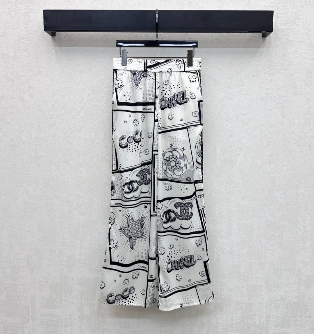 NO:716660,Chane*2026 new arrival printed straight trousers customized with YB imported twill thick material. Glossy and comfortable. Decorated with the brand's iconic printed elements such as the double C logo throughout the body to highlight the brand's tone. Elastic elastic waist adjustment with symmetrical pocket design adds layering to the look and adds elegance. Development of surface accessories. High-waist straight trousers cut. Can be paired with shirts from the same series. Easily wear long-leg charm. Modify leg curves to accommodate the figure. Dress in the style of a rich lady.  High version 36 38 40,,chanel,shirts,19860909Chane*2026新品上架印花直筒长裤定制YB进口斜纹稠材质 光泽垂顺舒适 通体字母双C徽标等品牌标志性印花元素装饰 彰显品牌调性 松紧弹力腰调节配合对称插兜口袋设计 增添造型层次感 更添高雅质感 面辅料开发 高腰直筒长裤剪裁 可搭配同系列衬衫 轻松穿出长腿魅力 修饰腿部曲线包容身材 穿搭出千金名媛风格  高版本36 38 40,,chanel,shirts,,Women's clothing