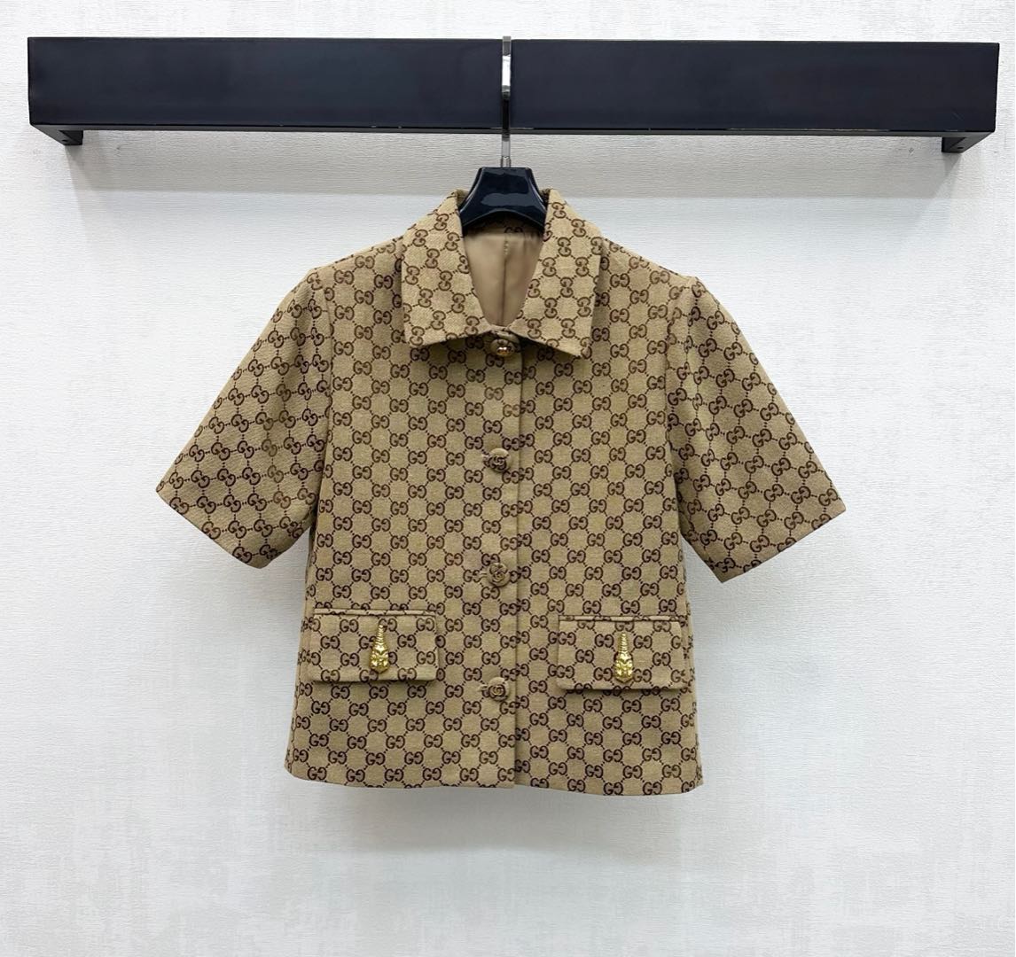 NO:716927,Gucc*2026 new products are on the shelves. The jacquard lapel short-sleeved jacket is made of YB imported jacquard material. It is stiff, comfortable and stylish. The whole body is full of old money feeling and is full of double G letter jacquard logo elements. It highlights the brand tone. The chest and waist three-dimensional contour line cutting design is adjusted with the metal button placket of the fabric. It echoes the symmetrical flap pocket details and adds a sense of layering. The regular version is more slim and tolerant. The development of surface accessories. The lapel short-sleeved jacket is cut and can be matched with the bottoms of the same series.  Complete set of elegant and retro series development, high version, gucci, jackets & coats, T-shirt,19860909Gucc*2026新品上架提花翻领短袖外套定制YB进口提花材质 挺括舒适有型 通体满铺老钱感满满双G字母提花徽标元素 彰显品牌调性 胸腰身立体轮廓线裁剪设计 配合本布金属纽扣开襟调节 呼应对称翻盖口袋细节 增添造型层次感 常规版型更为显瘦包容 面辅料开发 翻领短袖外套剪裁 可搭配同系列下装 成套穿搭优雅复古 系列开发  高版本,,gucci,jackets & coats,T-shirt,,Women's clothing