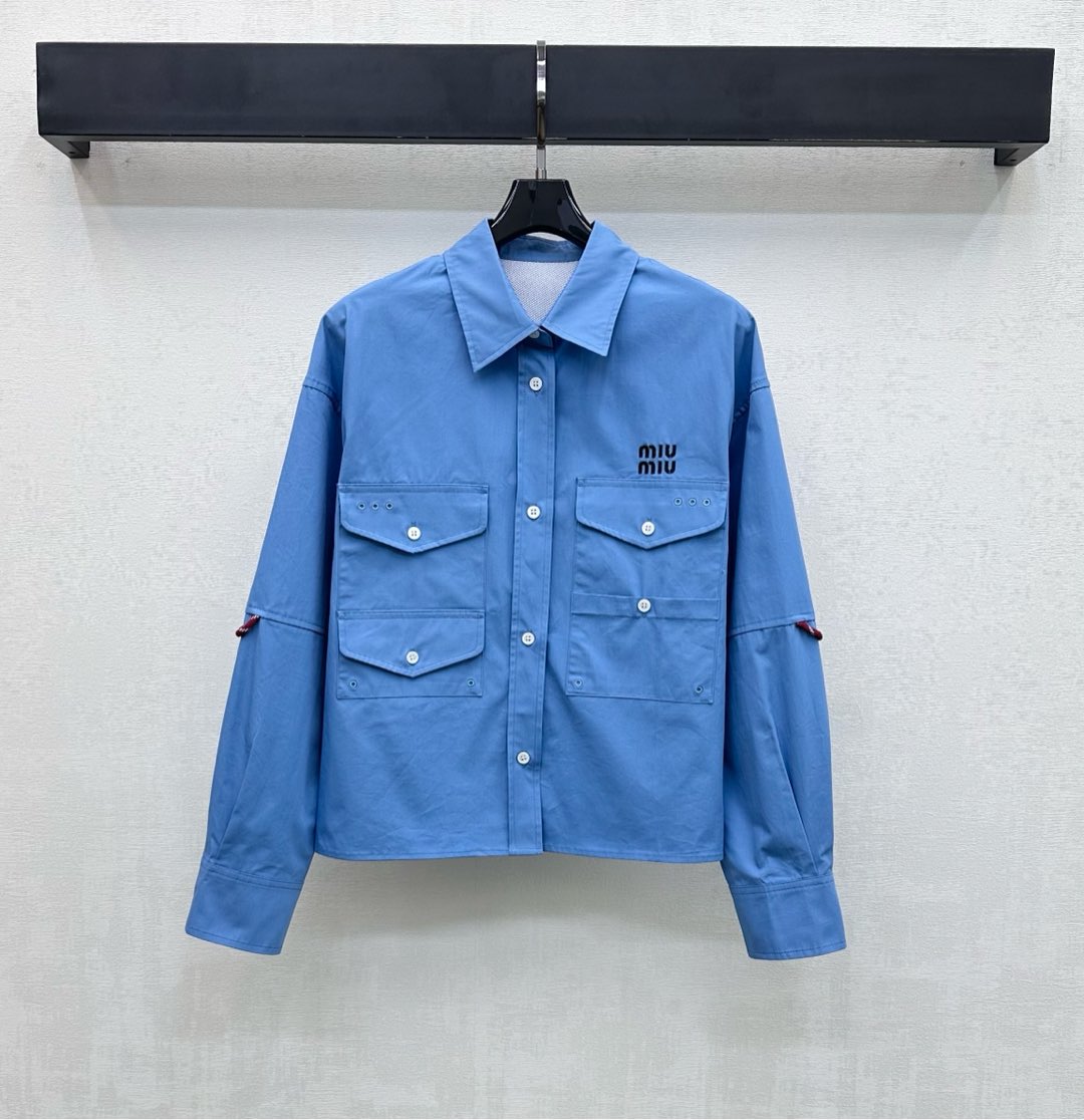 NO:716939,Miumi*2026 new arrivals Lapel long-sleeved pocket shirts are made of YB imported twill cotton material. Breathable, comfortable and stylish. Slightly stiff and smooth fabric creates a neat silhouette. The chest is embellished with the iconic exquisite embroidered letter logo decoration to highlight the brand tone. The placket buttons are adjusted with multi-pocket design to add layering to the look. Surface accessories are developed. Conventional lapel shirt tailoring. Loose silhouette that does not pick on the body shape. Can be paired with skirts from the same series to meet various needs for commuting and dating. The outfit is more age-reducing and playful.  High version 2 colors,,miumiu,skirts,shirts,19860909Miumi*2026新品上架翻领长袖口袋衬衫定制YB进口斜纹全棉材质 透气舒适有型 微挺垂顺面料塑造利落版型 胸口点缀标志性精致刺绣字母徽标装饰 彰显品牌调性 开襟纽扣调节配合多口袋设计 增添造型层次感 面辅料开发 常规翻领衬衣剪裁 宽松廓形不挑身形 可搭配同系列半裙 满足通勤约会多种需求 穿搭更显减龄俏皮  高版本2色,,miumiu,skirts,shirts,,Women's clothing