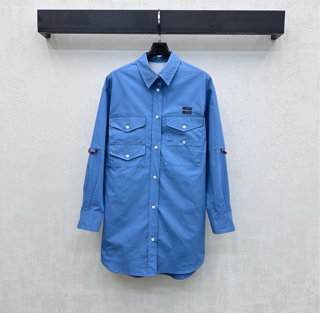 NO:716951,Miumi*2026 new arrivals Lapel long-sleeved pocket shirt dress customized with YB imported twill cotton material Breathable, comfortable and stylish Slightly stiff and smooth fabric creates a neat silhouette The chest is embellished with the iconic exquisite embroidered letter logo decoration to highlight the brand tone Adjustable placket buttons and multi-pocket design add layering to the look Surface accessories development Conventional lapel shirt dress cut Loose silhouette does not pick up on the body shape Meets various needs for commuting and dating Makes the outfit more age-reducing and playful  High version 2 colors,,miumiu,skirts,shirts,19860909Miumi*2026新品上架翻领长袖口袋衬衫裙定制YB进口斜纹全棉材质 透气舒适有型 微挺垂顺面料塑造利落版型 胸口点缀标志性精致刺绣字母徽标装饰 彰显品牌调性 开襟纽扣调节配合多口袋设计 增添造型层次感 面辅料开发 常规翻领衬衣裙剪裁 宽松廓形不挑身形 满足通勤约会多种需求 穿搭更显减龄俏皮  高版本2色,,miumiu,skirts,shirts,,Women's clothing