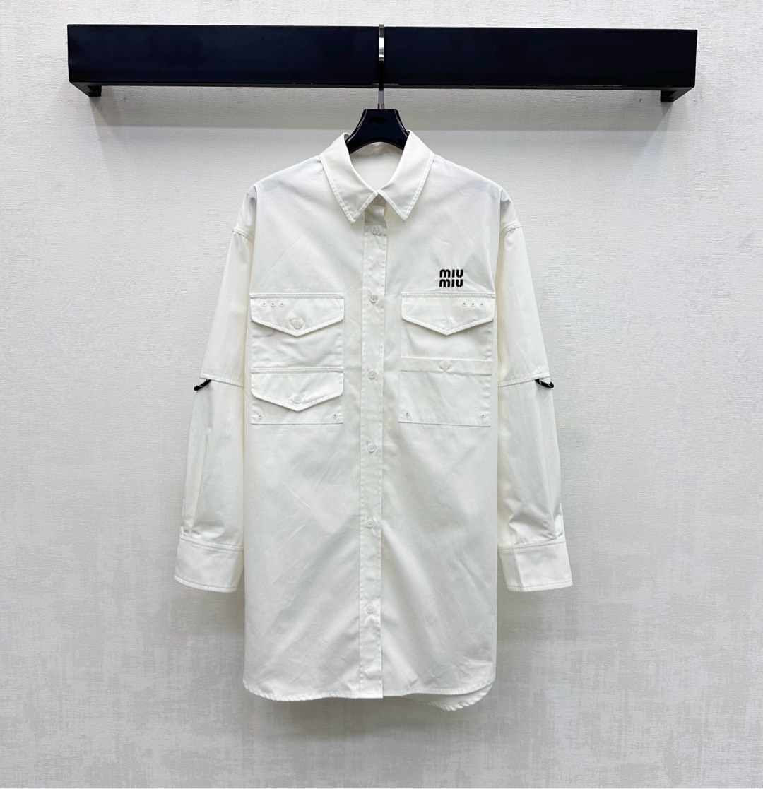 NO:716945,Miumi*2026 new arrivals Lapel long-sleeved pocket shirt dress customized with YB imported twill cotton material Breathable, comfortable and stylish Slightly stiff and smooth fabric creates a neat silhouette The chest is embellished with the iconic exquisite embroidered letter logo decoration to highlight the brand tone Adjustable placket buttons and multi-pocket design add layering to the look Surface accessories development Conventional lapel shirt dress cut Loose silhouette does not pick up on the body shape Meets various needs for commuting and dating Makes the outfit more age-reducing and playful  High version 2 colors,,miumiu,skirts,shirts,19860909Miumi*2026新品上架翻领长袖口袋衬衫裙定制YB进口斜纹全棉材质 透气舒适有型 微挺垂顺面料塑造利落版型 胸口点缀标志性精致刺绣字母徽标装饰 彰显品牌调性 开襟纽扣调节配合多口袋设计 增添造型层次感 面辅料开发 常规翻领衬衣裙剪裁 宽松廓形不挑身形 满足通勤约会多种需求 穿搭更显减龄俏皮  高版本2色,,miumiu,skirts,shirts,,Women's clothing