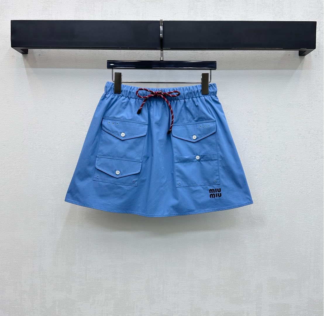 NO:716936,Miumi*2026 new arrival drawstring pocket skirt is made of YB imported twill cotton material. Breathable, comfortable and stylish. Slightly stiff and smooth fabric creates a neat silhouette. The skirt is embellished with the iconic exquisite embroidered letter logo decoration to highlight the brand tone. The waistband color drawstring adjustment and multi-pocket design add a sense of layering. Surface accessories development. High-waisted A-line skirt tailoring. Loose silhouette does not flatter the body shape. Can be matched with shirts from the same series to meet various needs for commuting and dating. Dress more youthfully and playfully.  High version 2 colors,,miumiu,skirts,shirts,19860909Miumi*2026新品上架抽绳口袋半裙定制YB进口斜纹全棉材质 透气舒适有型 微挺垂顺面料塑造利落版型 裙摆点缀标志性精致刺绣字母徽标装饰 彰显品牌调性 腰头绞色抽绳调节配合多口袋设计 增添造型层次感 面辅料开发 高腰A字短裙剪裁 宽松廓形不挑身形 可搭配同系列衬衫 满足通勤约会多种需求 穿搭更显减龄俏皮  高版本2色,,miumiu,skirts,shirts,,Women's clothing