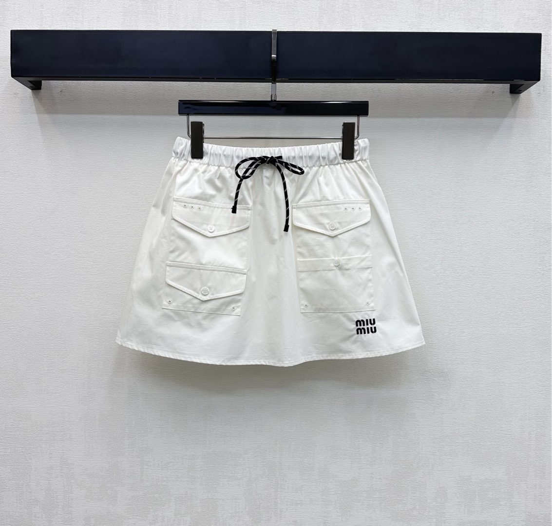NO:716931,Miumi*2026 new arrival drawstring pocket skirt is made of YB imported twill cotton material. Breathable, comfortable and stylish. Slightly stiff and smooth fabric creates a neat silhouette. The skirt is embellished with the iconic exquisite embroidered letter logo decoration to highlight the brand tone. The waistband color drawstring adjustment and multi-pocket design add a sense of layering. Surface accessories development. High-waisted A-line skirt tailoring. Loose silhouette does not flatter the body shape. Can be matched with shirts from the same series to meet various needs for commuting and dating. Dress more youthfully and playfully.  High version 2 colors,,miumiu,skirts,shirts,19860909Miumi*2026新品上架抽绳口袋半裙定制YB进口斜纹全棉材质 透气舒适有型 微挺垂顺面料塑造利落版型 裙摆点缀标志性精致刺绣字母徽标装饰 彰显品牌调性 腰头绞色抽绳调节配合多口袋设计 增添造型层次感 面辅料开发 高腰A字短裙剪裁 宽松廓形不挑身形 可搭配同系列衬衫 满足通勤约会多种需求 穿搭更显减龄俏皮  高版本2色,,miumiu,skirts,shirts,,Women's clothing