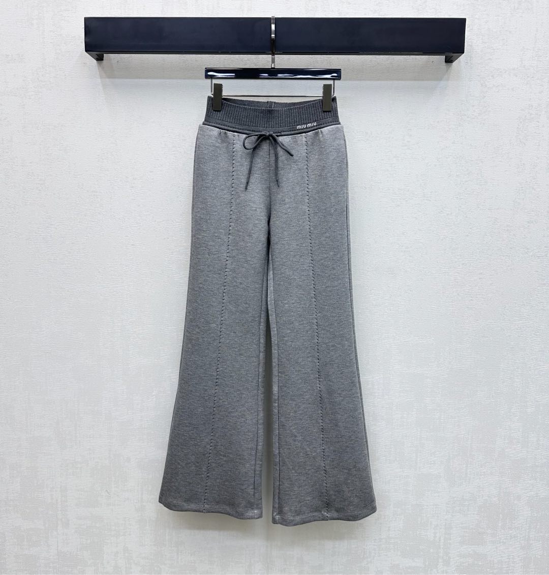 NO:717292,Miumi*2026 new products are on the shelves. Drawstring straight trousers. Customized YB imported cotton material. Comfortable texture. Stiff and stylish. The waist is designed with a drawstring to adjust the waist. Fits the thighs neatly and neatly to add layering to the look. The waistband is embellished with iconic letter logo elements to highlight the brand tone. Surface and accessories development. High-waisted straight trousers cut. Casual and relaxed for daily commuting. Versatile for all seasons. High version 2 colors,,miumiu,19860909Miumi*2026新品上架 抽绳直筒长裤 定制YB进口棉纶材质 质感舒适 挺括有型 腰间利用贴身弹松紧边带工艺抽绳调节设计 配合大腿处走线利落干脆 增添造型层次感 裤腰点缀标志性字母徽标元素 彰显品牌调性 面辅料开发 高腰直筒长裤剪裁 日常通勤休闲松弛 四季百搭款 高版本2色,,miumiu,,Women's clothing