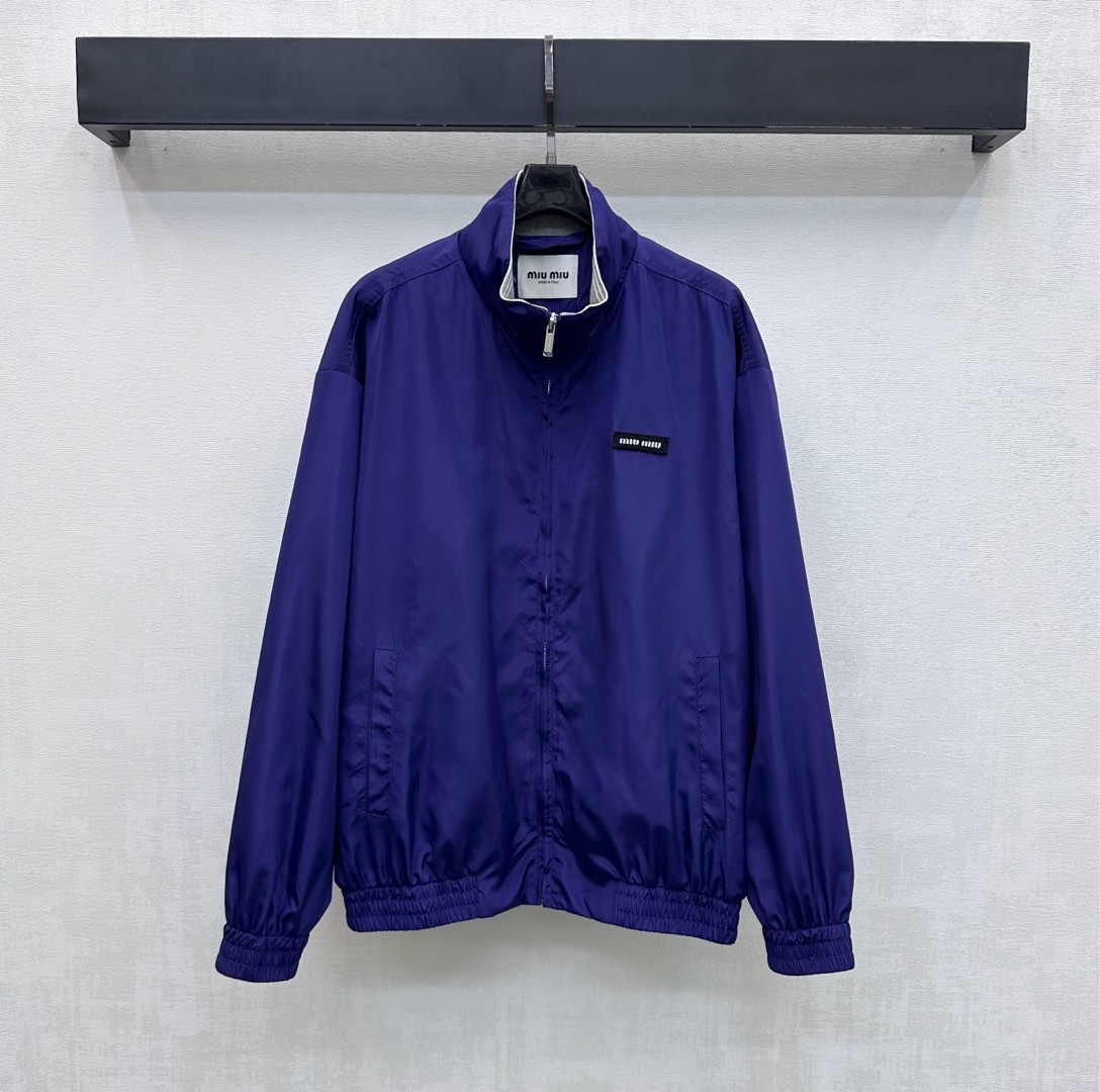 NO:717632,Miumi*2026 new products are on the shelves. The stand-up collar cloth label jacket is made of YB imported nylon material. It is made of high-quality texture. The cuffs and hem are designed with elastic elasticity. It can be adjusted with the front zipper to add layering to the look. The iconic letter cloth label decoration is embellished on the chest to highlight the brand tone. The development of fabric accessories. The stand-up collar zipper jacket jacket is cut. It is stylish and stylish without losing the casual and chic style. High version,,miumiu,jackets  & coats,jackets & coats,19860909Miumi*2026新品上架立领布标夹克外套定制YB进口尼龙材质 质感上乘 袖口与衣摆采用弹力松紧设计 配合前襟拉链调节开襟处理 增添造型层次感 胸前点缀标志性字母布标装饰 彰显品牌调性 面辅料开发 立领拉链夹克外套剪裁 飒飒的时髦大气又不失随性潇洒造型感   高版本,,miumiu,jackets & coats,jackets & coats,,Women's clothing