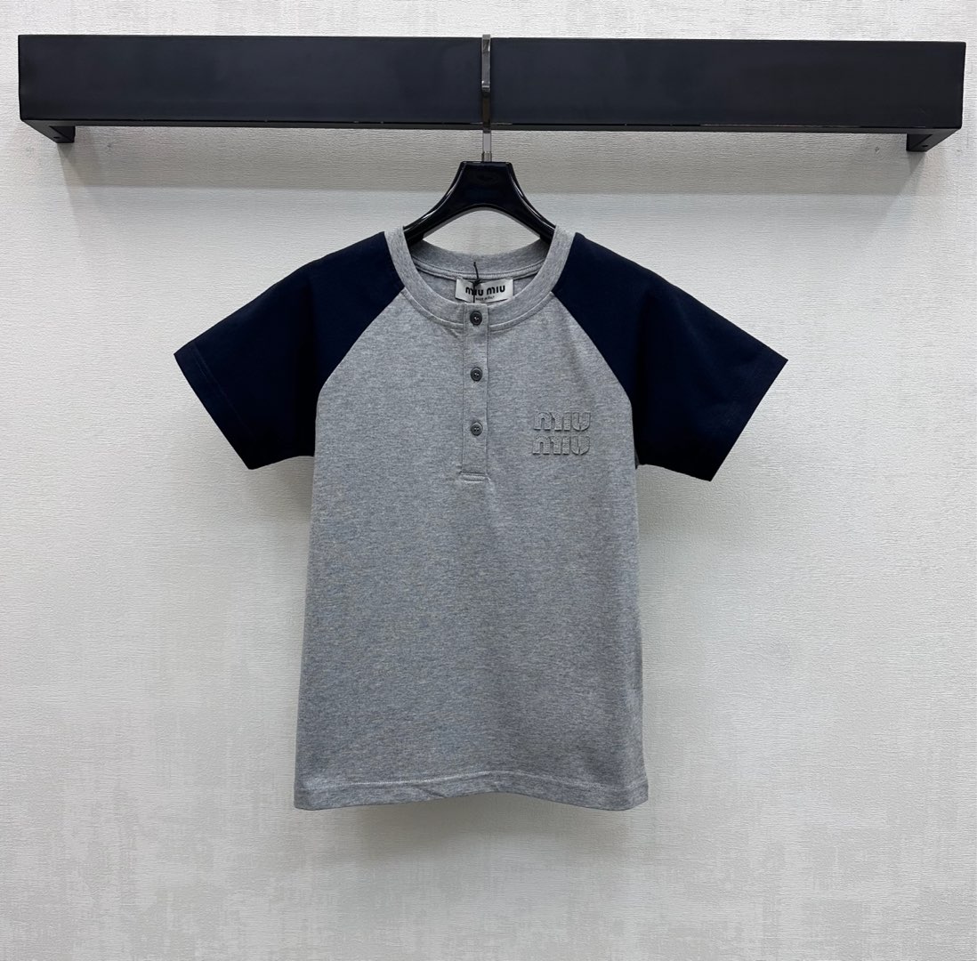 NO:717276,Miumi*2026 new products are on the shelves. Half placket with letter logo customized YB imported raw twill cotton material. Full texture, comfortable and breathable. Threaded hemming details on the neckline. Slim-fitting dark blue contrast color with buttons to adjust the half placket design. Adds layering to the look. Iconic three-dimensional letter logo elements are embellished on the chest to highlight the brand tone. Development of surface accessories. Round neck short-sleeved T-shirt tailoring. Casual and relaxed for daily commuting. High version,,miumiu,T-shirt,tees,t-shirt,19860909Miumi*2026新品上架半开襟字母徽标定制YB进口原生斜纹全棉材质 质感十足 舒适透气 领口螺纹包边细节处理 修身深蓝色撞色配合纽扣调节半开襟设计 增添造型层次感 胸前点缀标志性立体字母徽标元素 彰显品牌调性 面辅料开发 圆领短袖T恤剪裁 日常通勤休闲松弛   高版本,,miumiu,T-shirt,tees，t-shirt,,Women's clothing