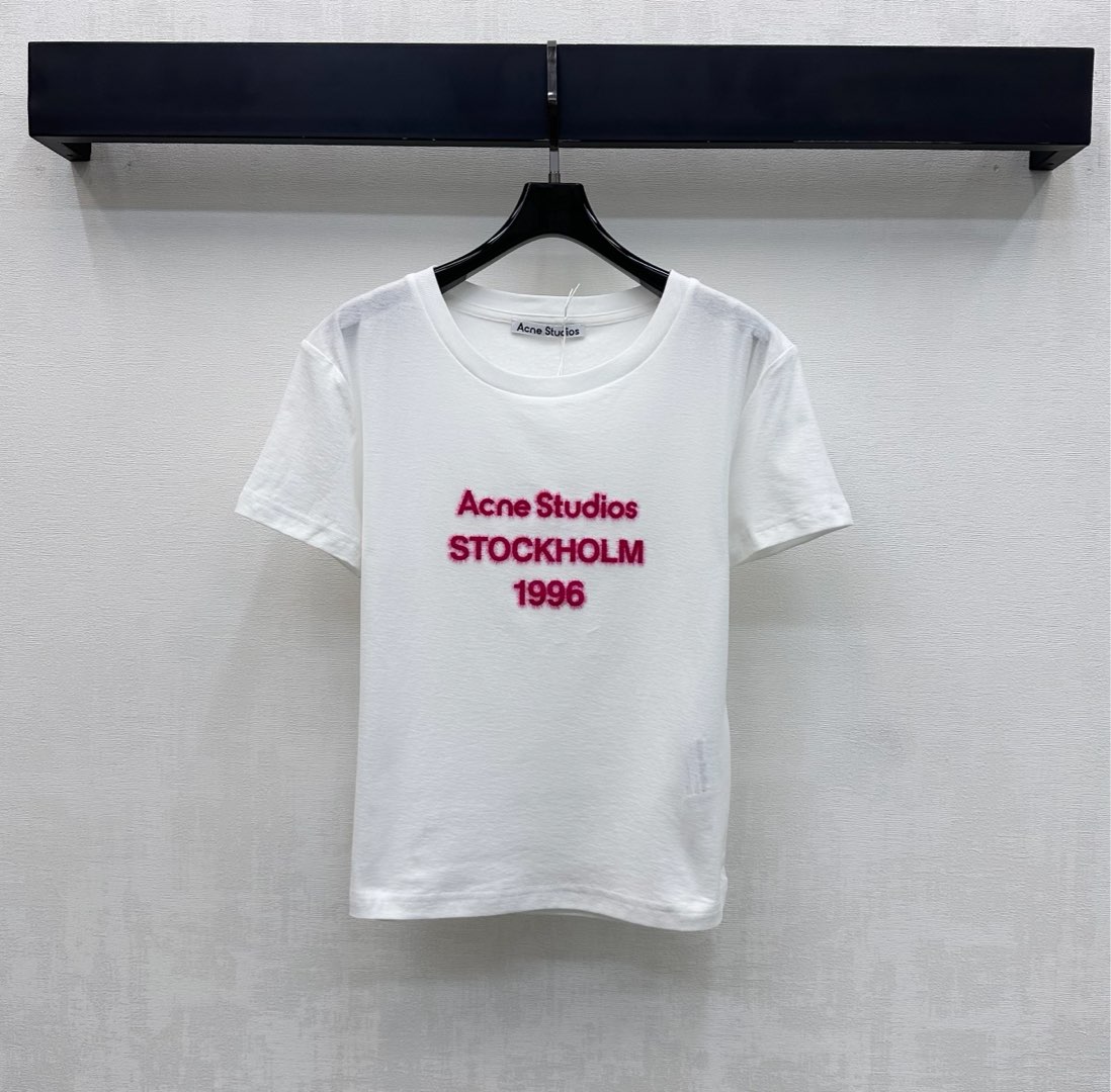 NO:717293,Acne studio*2026 new product launch Round neck letter logo customized YB imported virgin cotton material High-quality texture Comfortable and breathable Threaded hemming details on the neckline Add a sense of layering to the look Contrast iconic three-dimensional letter logo elements in the center of the chest Highlight the brand tone19860909Acne studio*2026新品上架圆领字母徽标定制YB进口原生全棉材质 质感上乘 舒适透气 领口螺纹包边细节处理 增添造型层次感 胸前居中点缀撞色标志性立体字母徽标元素 彰显品牌调性 面辅料开发 常规圆领短袖T恤剪裁 单穿内搭出彩时髦 高版本2色,,acne studios,dior,T-shirt,tees，t-shirt,,Women's clothing