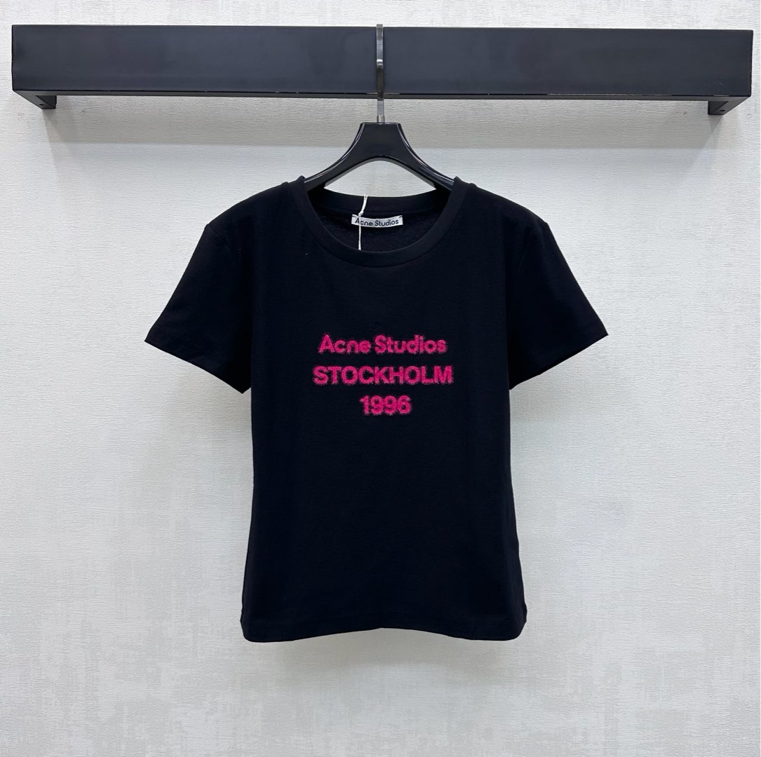 NO:717295,Acne studio*2026 new product launch Round neck letter logo customized YB imported virgin cotton material High-quality texture Comfortable and breathable Threaded hemming details on the neckline Add a sense of layering to the look Contrast iconic three-dimensional letter logo elements in the center of the chest Highlight the brand tone19860909Acne studio*2026新品上架圆领字母徽标定制YB进口原生全棉材质 质感上乘 舒适透气 领口螺纹包边细节处理 增添造型层次感 胸前居中点缀撞色标志性立体字母徽标元素 彰显品牌调性 面辅料开发 常规圆领短袖T恤剪裁 单穿内搭出彩时髦 高版本2色,,acne studios,dior,T-shirt,tees，t-shirt,,Women's clothing
