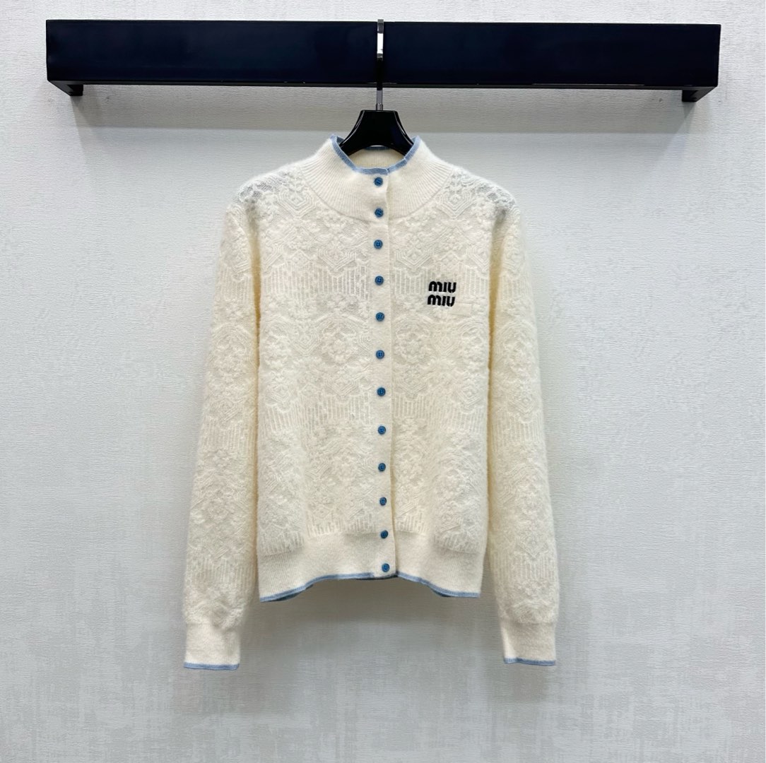 NO:717281,Miumi*2026 new product launch stand collar letter logo knitted cardigan customized YB imported wool knitted material. The whole is made of heavy crochet technology. The texture is obvious to the naked eye. The blue edge is used to match the collar and cuffs to contrast. It echoes the button adjustment design of the same color on the front to add layering to the look. The iconic letter logo elements are embellished on the chest to highlight the brand tone. Development of surface accessories. Stand collar cardigan jacket tailoring. The loose version is super friendly to all body types.  Wear alone or layered to create a smart and girly look. High version, miumiu, jackets & coats,19860909Miumi*2026新品上架立领字母徽标针织开衫定制YB进口羊毛针织材质 整体采用重工钩花工艺制作 肌理明显肉眼可见 配合领口衣摆与袖口沿用蓝边拼接撞色 呼应前襟同色系纽扣调节设计 增添造型层次感 胸前点缀标志性字母徽标元素 彰显品牌调性 面辅料开发 立领开衫外套剪裁 宽松版型对各种身材都超友好 单穿叠搭都能穿出灵动少女感 高版本,,miumiu,jackets & coats,,Women's clothing