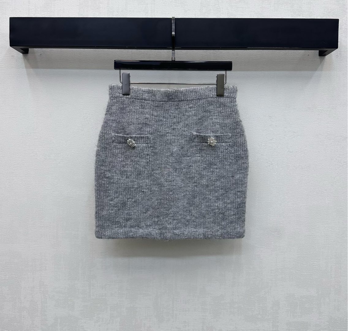 NO:717287,Self Portrai*2026 new products are on the shelves Heavy industry beaded knitted skirt customized YB imported wool knitted material with obvious hairy texture, comfortable and skin-friendly texture, symmetrical pockets embellished with beaded diamond buckles, highlighting the brand tone, reflecting the reflected light to create a gorgeous and relaxed feeling, adding layering to the look. Development of surface accessories, high waist hip skirt cut, can be matched with the cardigan jacket of the same series, the version is tolerant to the body, and the set is equipped with high-end temperament. High version, skirts, jackets &  coats,19860909Self Portrai*2026新品上架重工钉珠针织半裙定制YB进口羊毛针织材质 毛感肌理明显 质感舒适亲肤 对称口袋点缀钉珠钻扣装饰 彰显品牌调性 折射出反光光线穿出华丽松弛感 增添造型层次感 面辅料开发 高腰包臀半裙剪裁 可搭配同系列开衫外套 版型包容身材 成套穿搭高级气质  高版本,,skirts,jackets & coats,,Women's clothing