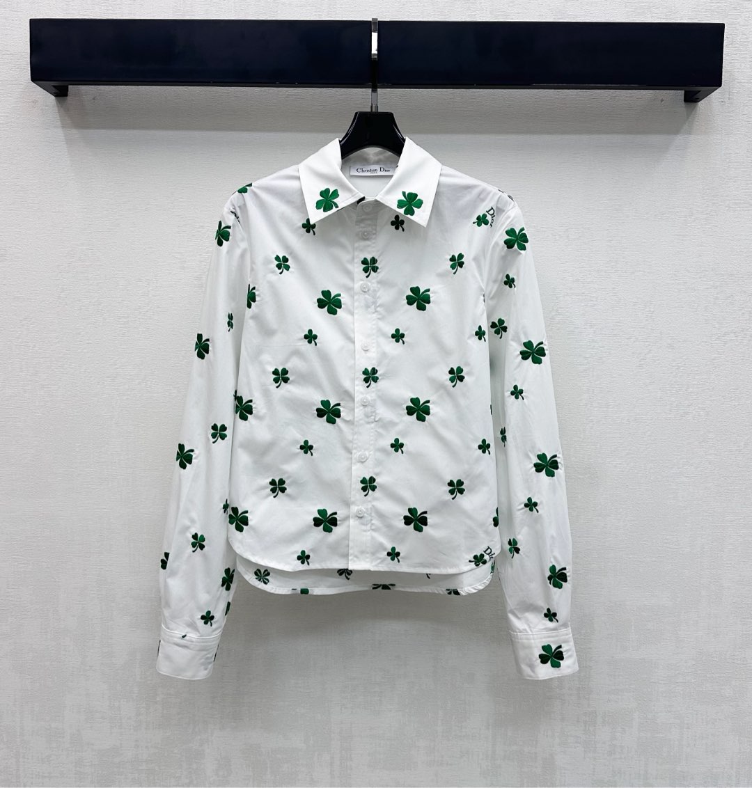 NO:729497,Dio*2026 new product launch embroidered four-leaf clover shirt, customized YB imported twill cotton material, high quality, comfortable and breathable, all-over embroidered four-leaf clover pattern, iconic letter logo elements, highlighting the brand tone, placket button adjustment and hem curved cutting design, adding layering to the look, surface accessories development, lapel long-sleeved shirt tailoring, can be paired with the same series of skirts, fresh and sweet to wear as a set, or can be purchased separately to match  High version,,dior,skirts,shirts,19860909Dio*2026新品上架刺绣四叶草衬衫定制YB进口斜纹棉材质 质感上乘 舒适透气 通体满铺刺绣四叶草图案标志性字母徽标元素 彰显品牌调性 开襟纽扣调节配合下摆弧形版型裁剪设计 增添造型层次感 面辅料开发 翻领长袖衬衣剪裁 可搭配同系列半身裙 成套穿搭清新甜美 也可分开购入搭配 高版本,,dior,skirts,shirts,,Women's clothing