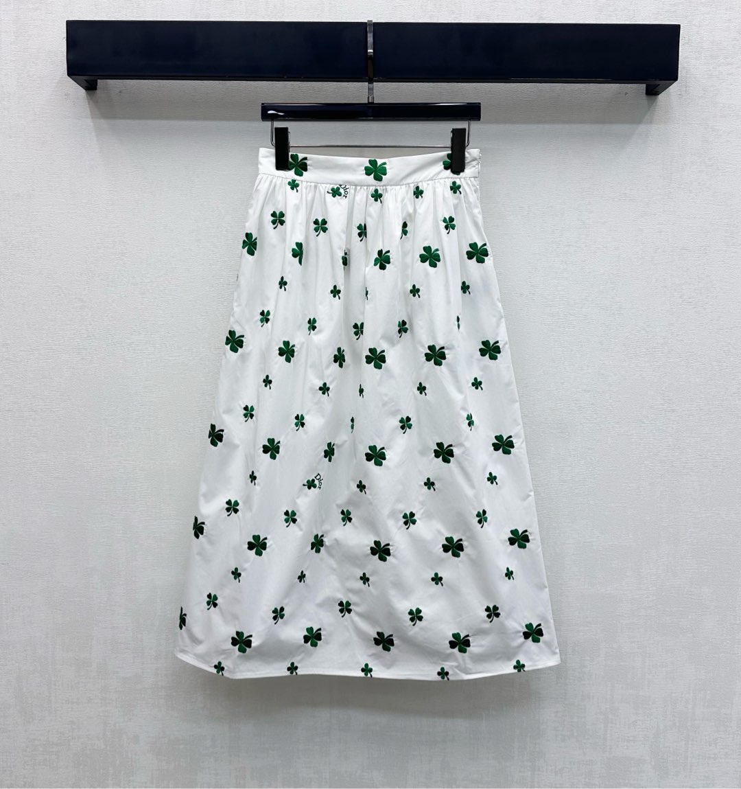 NO:729476,Dio*2026 new products are on the shelves. The embroidered four-leaf clover skirt is made of YB imported twill cotton. It is full of texture, crisp and stylish. The four-leaf clover pattern is embroidered all over the body and the iconic letter logo elements highlight the brand tone. It follows the umbrella shape design. It is easy to put on and take off with the side zipper adjustment function. It adds a sense of layering to the look. The development of surface accessories. High-waisted skirt tailoring. It can be matched with shirts from the same series. It can be worn as a set to be fresh and sweet. It can also be purchased separately.  High version,,dior,skirts,19860909Dio*2026新品上架刺绣四叶草半裙定制YB进口斜纹棉材质 质感十足 挺括有型 通体满铺刺绣四叶草图案标志性字母徽标元素 彰显品牌调性 沿用伞状版型设计 配合侧边拉链调节功能方便穿脱 增添造型层次感 面辅料开发 高腰半身裙剪裁 可搭配同系列衬衣 成套穿搭清新甜美 也可分开购入搭配 高版本,,dior,skirts,,Women's clothing