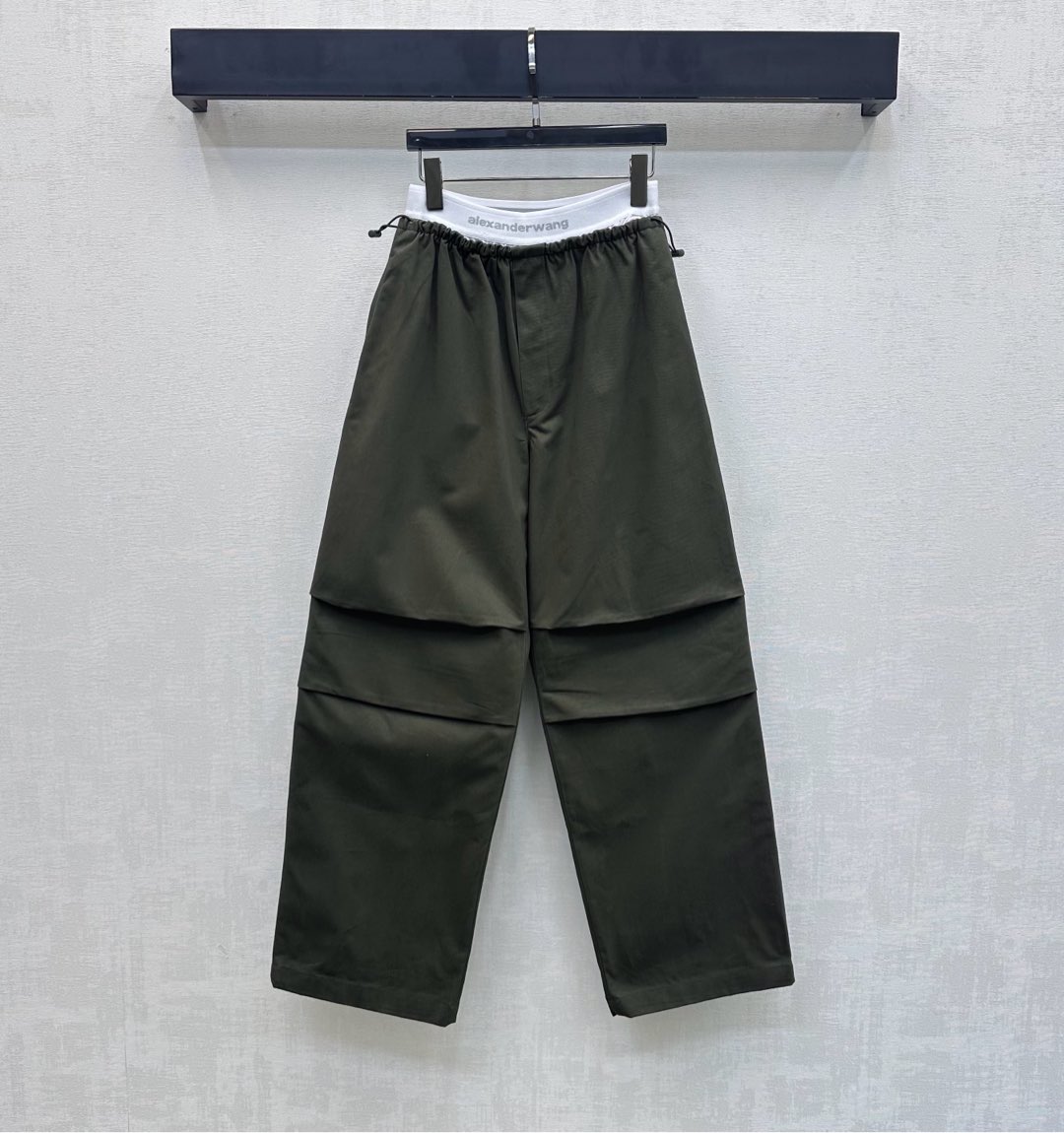 NO:729479,Alexanderwan*2026 new products are on the shelves. High-waisted letter web trousers are made of YB imported twill cotton. They are made of high-quality, stiff and stylish. The waist is made with close-fitting elastic elastic banding technology and drawstrings on both sides to adjust. The pleats at the knees are combined with symmetrical zipper pockets to add layering to the look. The waistband is embellished with iconic letter logo elements to highlight the brand's tone. Development of surface accessories. High-waisted wide-leg trousers cut with a cool and stylish upper body. Relaxed yet fashionable.  Paired with more high street charm, high version 2 colors,19860909Alexanderwan*2026新品上架高腰字母织带长裤定制YB进口斜纹全棉材质 质感上乘 挺括有型 腰间利用贴身弹力松紧边带工艺两侧抽绳调节制作 膝盖处褶子配合对称拉链插兜口袋设计 增添造型层次感 裤腰点缀标志性字母徽标元素 彰显品牌调性 面辅料开发 高腰阔腿长裤剪裁 上身酷飒有型 松弛不失时髦感 搭配更具高街魅力 高版本2色,,,Women's clothing