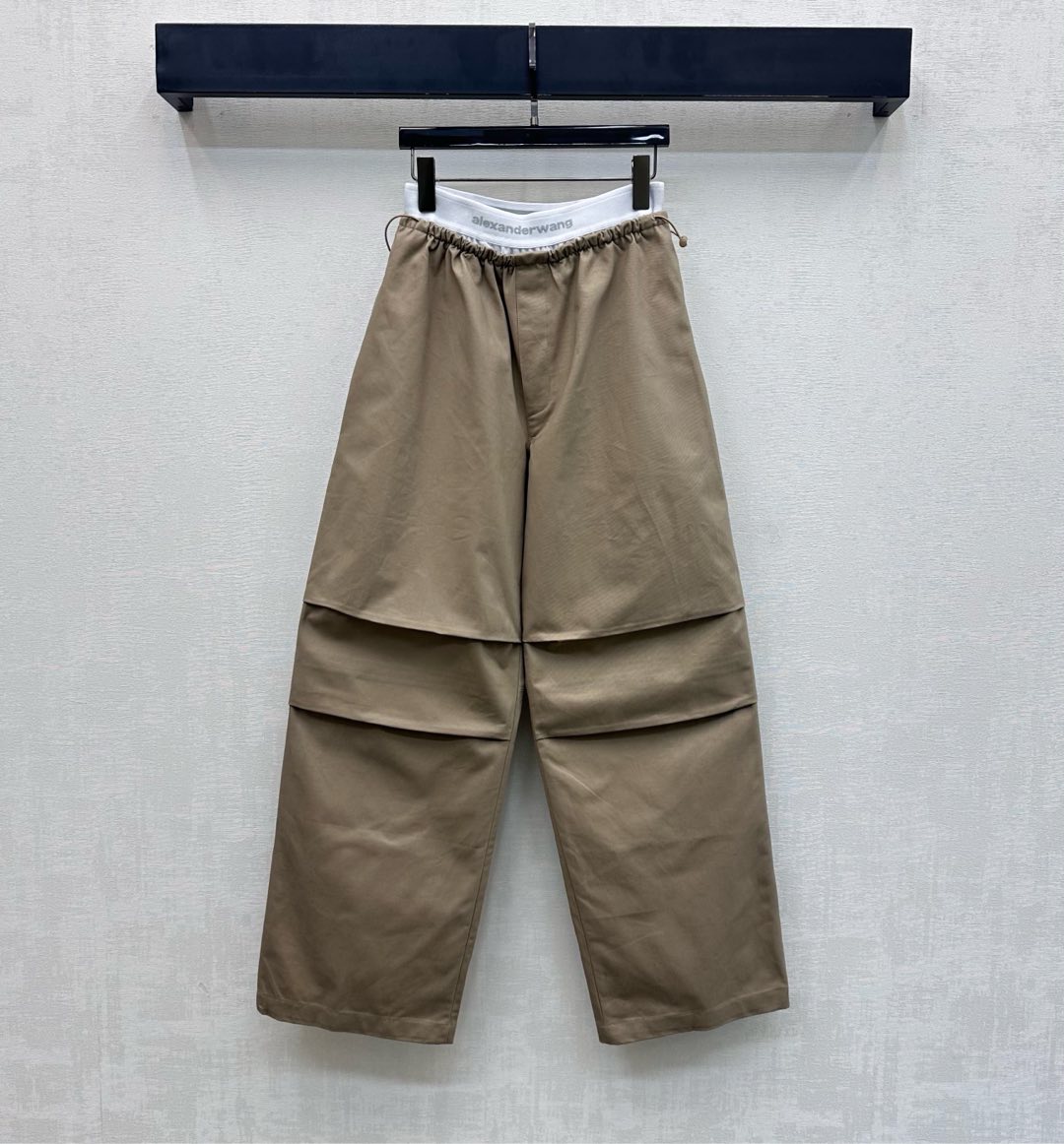 NO:729500,Alexanderwan*2026 new products are on the shelves. High-waisted letter web trousers are made of YB imported twill cotton. They are made of high-quality, stiff and stylish. The waist is made with close-fitting elastic elastic banding technology and drawstrings on both sides to adjust. The pleats at the knees are combined with symmetrical zipper pockets to add layering to the look. The waistband is embellished with iconic letter logo elements to highlight the brand's tone. Development of surface accessories. High-waisted wide-leg trousers cut with a cool and stylish upper body. Relaxed yet fashionable.  Paired with more high street charm, high version 2 colors,19860909Alexanderwan*2026新品上架高腰字母织带长裤定制YB进口斜纹全棉材质 质感上乘 挺括有型 腰间利用贴身弹力松紧边带工艺两侧抽绳调节制作 膝盖处褶子配合对称拉链插兜口袋设计 增添造型层次感 裤腰点缀标志性字母徽标元素 彰显品牌调性 面辅料开发 高腰阔腿长裤剪裁 上身酷飒有型 松弛不失时髦感 搭配更具高街魅力 高版本2色,,,Women's clothing