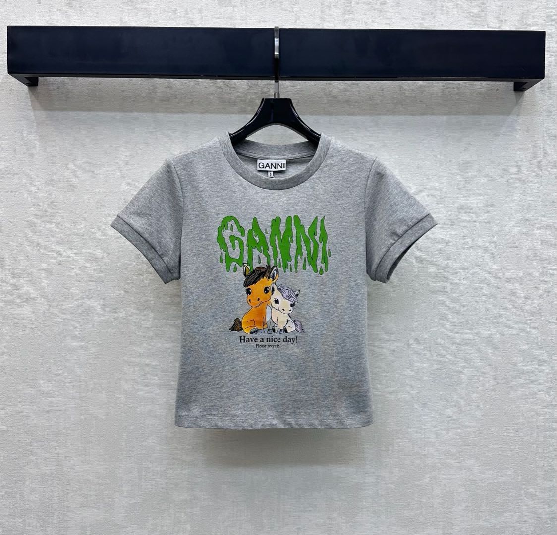 NO:729517,Gann*2026 new products are on the shelves. Round neck printed short custom YB imported virgin cotton material. High quality, comfortable and breathable. Threaded hemming details are used on the collar and cuffs to add layering to the look. The iconic letter logo is embellished in the center of the chest with a cute horse pattern to highlight the brand tone. Fabric and accessories development. Round neck short sleeve short T-shirt tailoring. Casual and relaxed for daily commuting. It is very fashionable to wear alone or as a layer.  High version,,T-shirt,tees,t-shirt,19860909Gann*2026新品上架圆领印花短款定制YB进口原生全棉材质 质感上乘 舒适透气 领口与袖口沿用螺纹包边细节处理 增添造型层次感 胸前居中点缀标志性字母徽标可爱骏马图案 彰显品牌调性 面辅料开发 圆领短袖短款T恤剪裁 日常通勤休闲松弛 单穿或者内搭都很出彩时髦  高版本,,T-shirt,tees，t-shirt,,Women's clothing