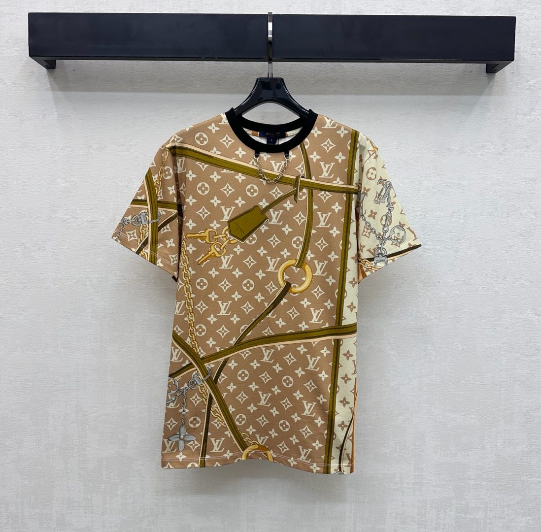 NO:729471,Louis Vuitto*2026 new products are on the shelves. Round neck chain jacquard logo customized YB imported virgin cotton material. High quality, comfortable and breathable. The neckline is edged with black threads and decorated with metal chains to add layering to the look. The whole body is decorated with the iconic four-leaf clover letter logo. Leather chain pattern decoration highlights the brand tone. Development of surface accessories. Conventional round neck short-sleeved T-shirt tailoring. Daily commuting fashion trend. High version, louis  vuitton,T-shirt,tees,t-shirt,19860909Louis Vuitto*2026新品上架圆领链条提花徽标定制YB进口原生全棉材质 质感上乘 舒适透气 领口沿用黑色螺纹包边处理 配合金属链条修饰 增添造型层次感 通体满铺标志性四叶草字母徽标皮牌链条图案装饰 彰显品牌调性 面辅料开发 常规圆领短袖T恤剪裁 日常通勤时尚潮流  高版本,,louis vuitton,T-shirt,tees，t-shirt,,Women's clothing