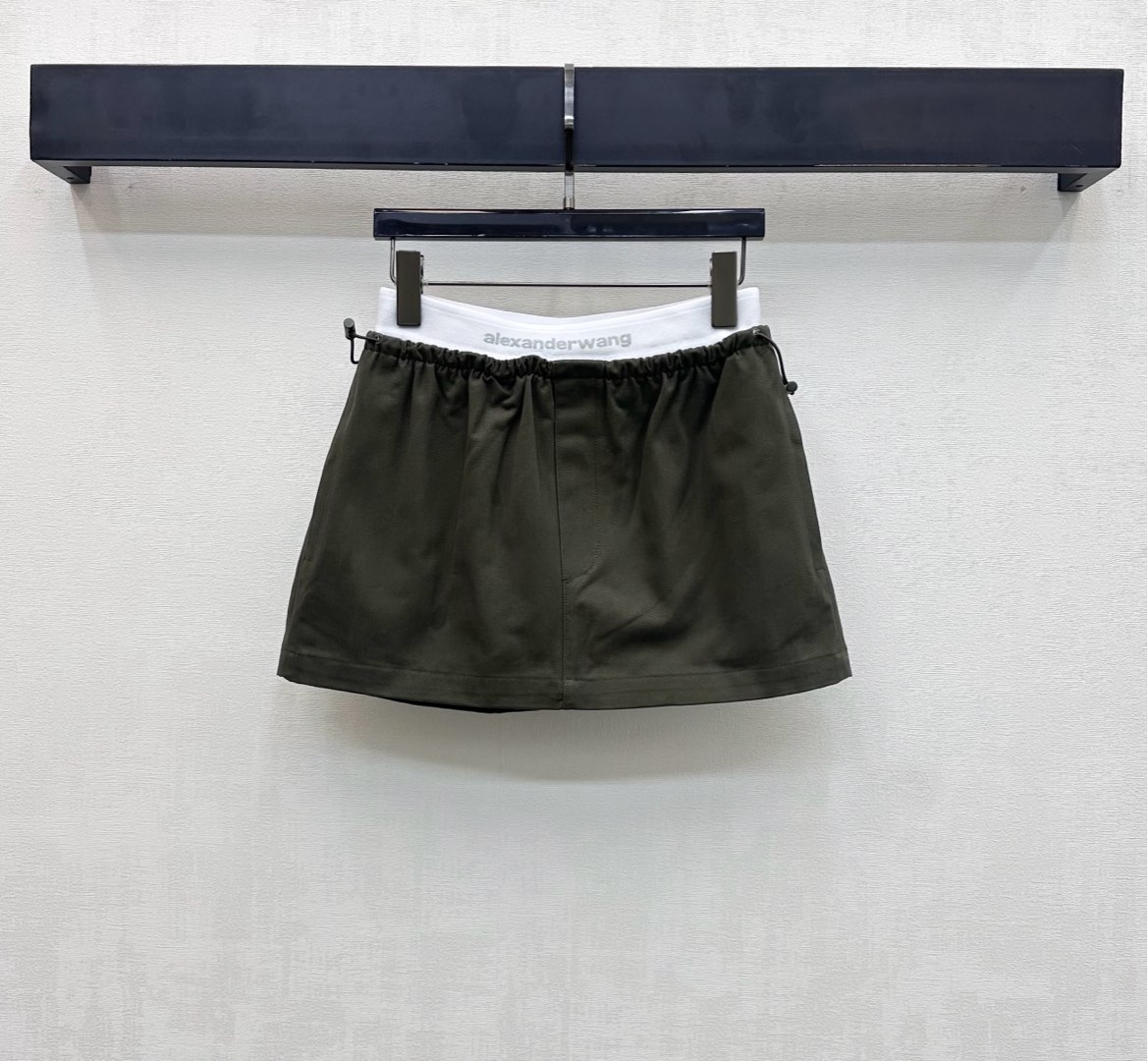 NO:729521,Alexanderwan*2026 new products are on the shelves. High-waisted letter web skirt is made of YB imported twill cotton. It is made of high-quality texture, stiff and stylish. The waist is made with close-fitting elastic elastic banding technology and drawstrings on both sides to adjust. Designed with the A-line version to add layering to the look. The waist and hips are embellished with iconic letter logo elements to highlight the brand's tone. Development of surface accessories. High-waisted A-swing skirt tailoring. The upper body is cool and stylish, relaxed and fashionable.  Pair it with more high street charm, high version 2 colors, skirts,19860909Alexanderwan*2026新品上架高腰字母织带半裙定制YB进口斜纹全棉材质 质感上乘 挺括有型 腰间利用贴身弹力松紧边带工艺两侧抽绳调节制作 配合A字版型设计 增添造型层次感 腰胯点缀标志性字母徽标元素 彰显品牌调性 面辅料开发 高腰A摆短裙剪裁 上身酷飒有型 松弛不失时髦感 搭配更具高街魅力 高版本2色,,skirts,,Women's clothing