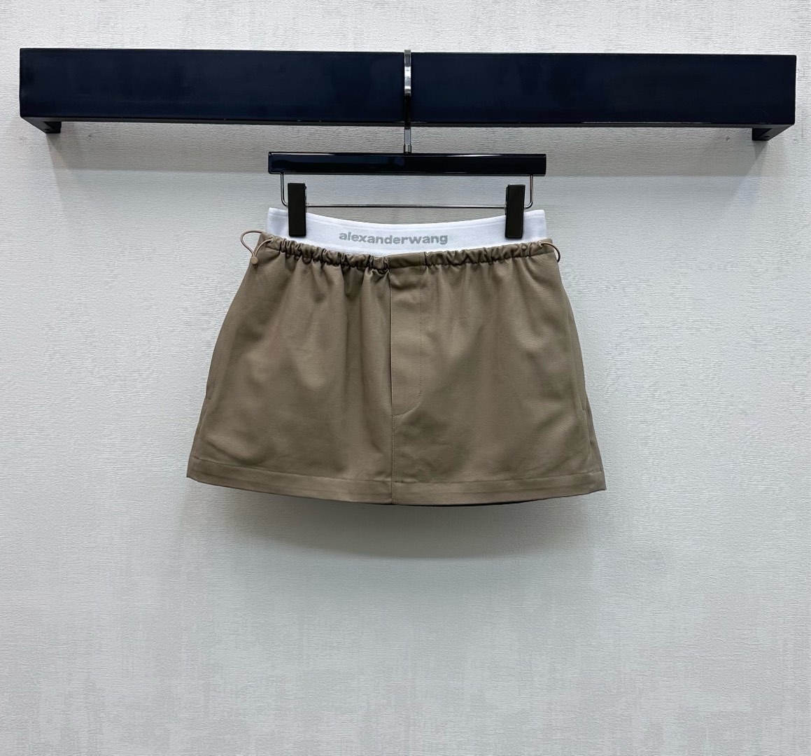 NO:729531,Alexanderwan*2026 new products are on the shelves. High-waisted letter web skirt is made of YB imported twill cotton. It is made of high-quality texture, stiff and stylish. The waist is made with close-fitting elastic elastic banding technology and drawstrings on both sides to adjust. Designed with the A-line version to add layering to the look. The waist and hips are embellished with iconic letter logo elements to highlight the brand's tone. Development of surface accessories. High-waisted A-swing skirt tailoring. The upper body is cool and stylish, relaxed and fashionable.  Pair it with more high street charm, high version 2 colors, skirts,19860909Alexanderwan*2026新品上架高腰字母织带半裙定制YB进口斜纹全棉材质 质感上乘 挺括有型 腰间利用贴身弹力松紧边带工艺两侧抽绳调节制作 配合A字版型设计 增添造型层次感 腰胯点缀标志性字母徽标元素 彰显品牌调性 面辅料开发 高腰A摆短裙剪裁 上身酷飒有型 松弛不失时髦感 搭配更具高街魅力 高版本2色,,skirts,,Women's clothing