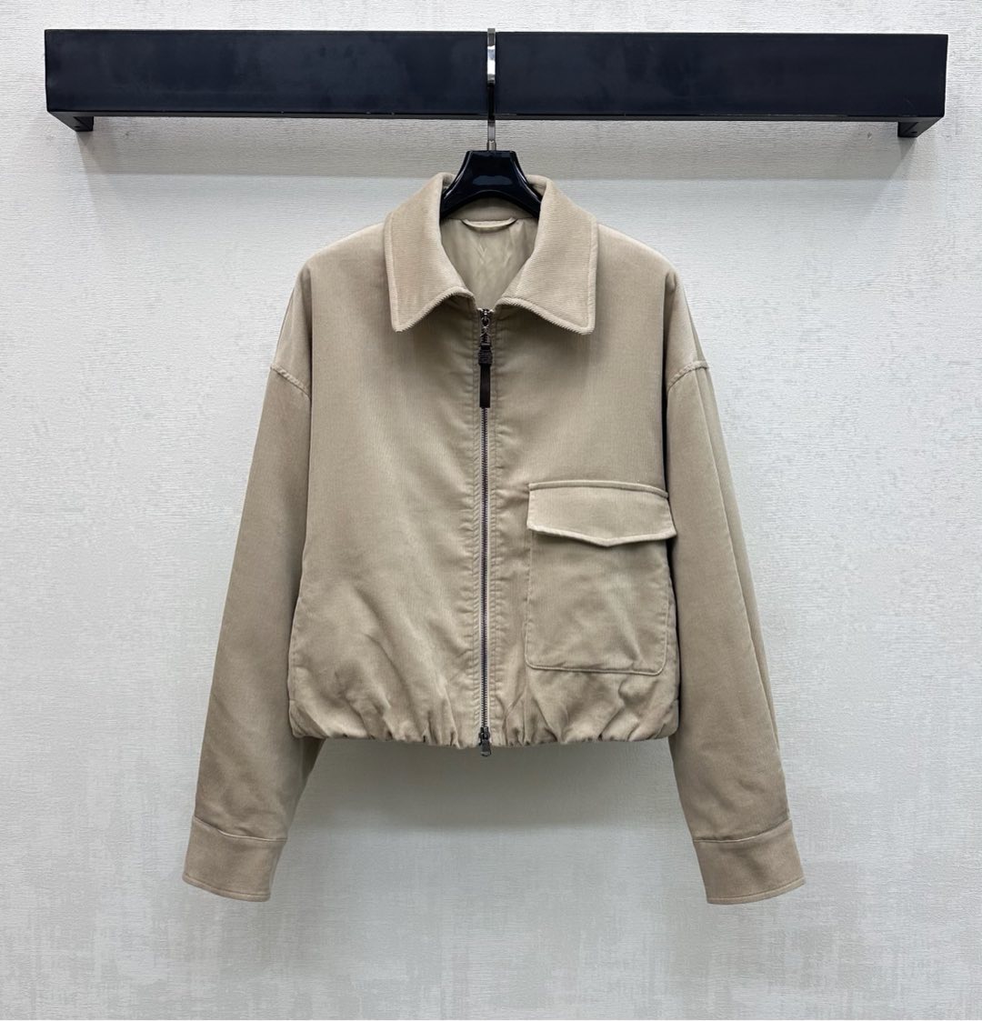 NO:730395,BC*2026 new arrivals, lapel zipper jacket, customized YB imported twill cotton material, glossy and stylish, using the zipper adjustment design, with single-side flap pocket decoration, adding layering to the look, iconic beaded leather label decoration, highlighting the brand tone, development of surface accessories, lapel jacket tailoring, simple and advanced, casual wear, high version,,jackets & coats,jackets & coats,19860909BC*2026新品上架翻领拉链夹克外套定制YB进口斜纹全棉材质 光泽垂顺有型 沿用开襟拉链调节设计 配合单侧翻盖口袋装饰 增添造型层次感 标志性串珠皮标装饰 彰显品牌调性 面辅料开发 翻领夹克外套剪裁 随意穿搭简约高级   高版本,,jackets & coats,jackets & coats,,Women's clothing