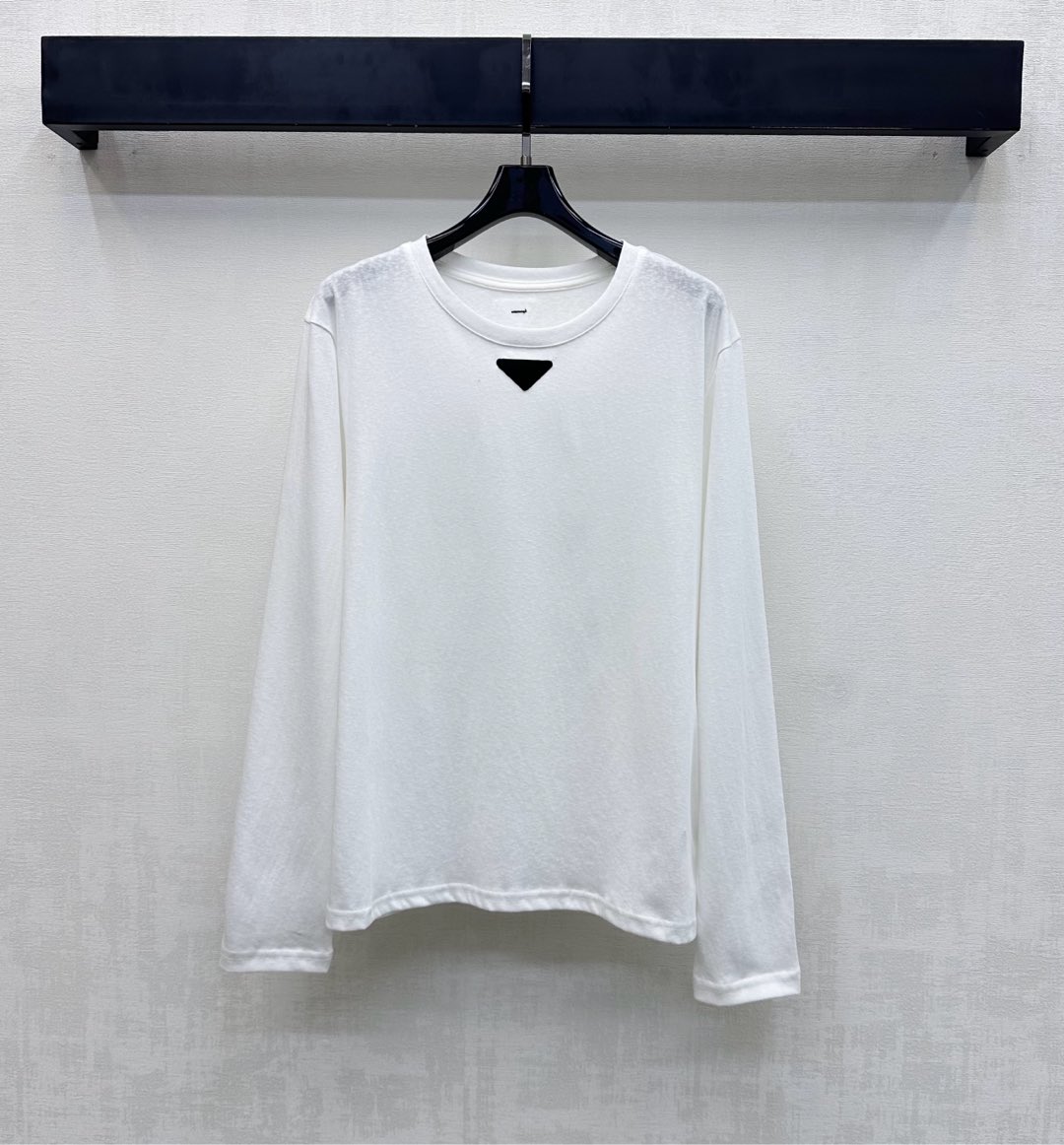 NO:730394,Prad*2026 new products are on the shelves. Round neck logo long sleeves. Customized YB imported cotton material. Comfortable and elastic. Decorated with iconic letters and triangular leather labels on the chest. Highlight the brand tone. Loose-fitting cutting is visually inclusive and slimming. Adds layering to the look. Development of surface accessories. Cutting of round neck long-sleeved tops. Stylish when worn alone. High version, prada,19860909Prad*2026新品上架圆领徽标长袖定制YB进口棉纶材质 舒适弹力 胸前点缀标志性字母三角皮标装饰 彰显品牌调性 宽松版型裁剪视觉包容显瘦 增添造型层次感 面辅料开发 圆领长袖上衣剪裁 单穿内搭出彩时髦 高版本,,prada,,Women's clothing