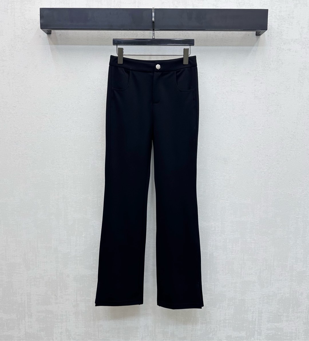 NO:730370,Chane*2026 new products are on the shelves. High-waisted slim-fit bootcut trousers are made of imported YB twill cotton. They are stiff, comfortable and stylish. The slim fit and symmetrical pocket design add a sense of layering to the look. The back hip pockets are decorated with iconic three-dimensional letter logos to highlight the brand's tone. Development of fabric accessories. High-waist buttoned trousers cut. Fashionable and slim. Casually adapted to short tops, a must-have for sweet and cool girls. High version 36 38 40,,chanel,19860909Chane*2026新品上架高腰修身微喇长裤定制YB进口斜纹棉材质 挺括舒适有型 修身版型配合对称口袋设计 增添造型层次感 后臀口袋点缀标志性立体字母徽标装饰 彰显品牌调性 面辅料开发 高腰系扣长裤剪裁 穿搭时髦显瘦 随意适配短款上衣甜酷女生必备   高版本36 38 40,,chanel,,Women's clothing