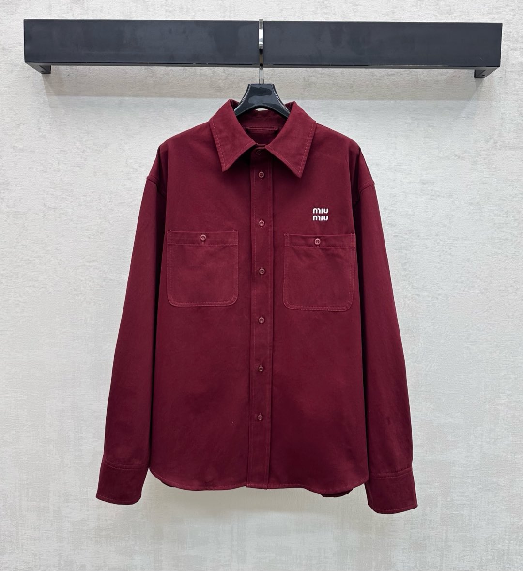 NO:730378,Miumi*2026 new arrival embroidered letter shirts are made of imported YB twill cotton material. It has a delicate texture and is stylish to wear. The classic red tone has a nostalgic texture. It is adjusted with a single row of buttons to echo the symmetrical pocket design and adds layering to the look. The iconic letter embroidered logo decoration on the chest highlights the brand tone. The development of surface accessories. Lapel long-sleeved shirt pattern tailoring. Can be paired with skirts and trousers of the same series. The complete set is sweet and cool.  Whether it is for daily outings or dates, it will make you look more eye-catching. High version,,miumiu,skirts,shirts,19860909Miumi*2026新品上架刺绣字母衬衫定制YB进口斜纹全棉材质 质感细腻 穿搭有型 经典红主调自带怀旧质感 配合单排纽扣调节呼应对称口袋设计 增添造型层次感 胸口点缀标志性字母刺绣徽标装饰 彰显品牌调性 面辅料开发 翻领长袖衬衣版型剪裁 可搭配同系列半裙长裤 成套穿搭甜酷感拉满 不管是日常出街还是约会更显亮眼 高版本,,miumiu,skirts,shirts,,Women's clothing