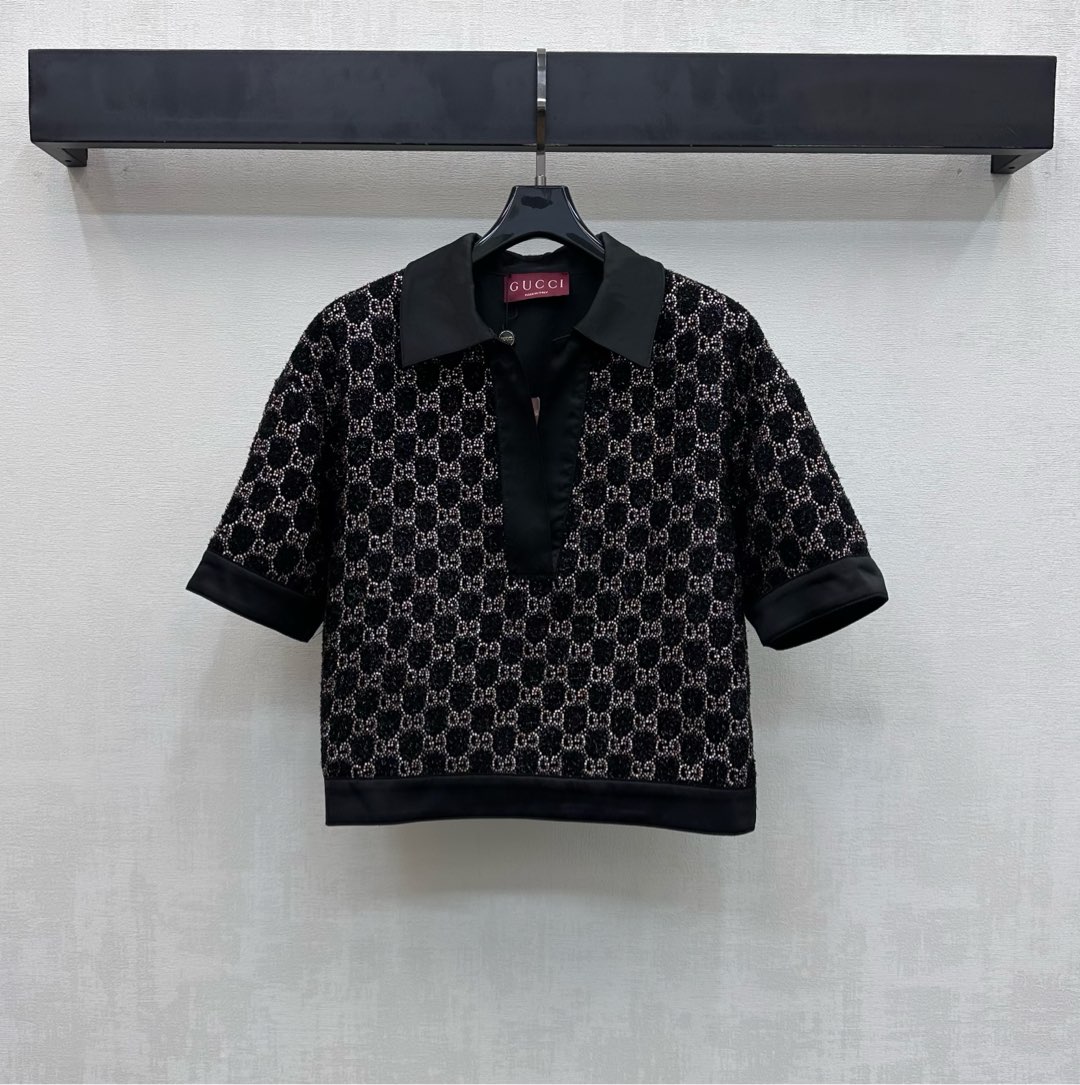 NO:731284,Gucc*2026 new products are on the shelves. Heavy-duty hot-drilled short-sleeved tops are made of YB imported cotton material. The texture is high-end and the texture is obvious. The whole-body black base is combined with the plain edge outline design to add layering to the look. It sets the eye-catching fashion tone. At the same time, the interspersed silver woven texture rhombus is used to distribute the GG two-color rhinestone jacquard logo elements to highlight the brand tone. Development of surface accessories. Lapel half-breasted short-sleeved top style tailoring. Can be paired with bottoms of the same series.  The complete outfit shows French style. High version, gucci, T-shirt,19860909Gucc*2026新品上架重工烫钻短袖上衣定制YB进口棉毛材质 质感高级 肌理明显 通体黑色打底配合素色包边勾勒设计 增添造型层次感 垫定亮眼时尚基调 同时利用穿插的银丝编织纹理菱格分布GG双色水钻提花徽标元素 彰显品牌调性 面辅料开发 翻领半开襟短袖上衣版型剪裁 可搭配同系列下装 成套穿搭尽显法式风范 高版本,,gucci,T-shirt,,Women's clothing