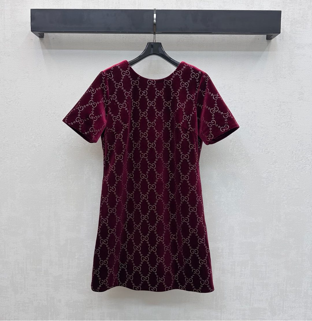 NO:731250,Gucc*2026 new arrivals, genuine velvet dress with rhinestones, custom-made YB imported genuine velvet material, smooth and stylish, adjustable with side zipper, combined with large V backless three-dimensional cutting version design, adding layering to the style, creating a fashionable and neat style. Burgundy velvet is embellished with all-over rhombus double G rhinestones, highlighting the brand's tone. Retro suede texture with sparkling pearls, full of high luxury and neat aura. Development of surface accessories  The round neck short-sleeved dress is tailored and can be paired with suits of the same series. The complete set brings a focus on dinner-level exquisite style. It is full of aura. High version, gucci, skirts, T-shirt, business suit, real silk,19860909Gucc*2026新品上架真丝绒烫钻连衣裙定制YB进口真丝绒材质 光泽垂顺有型 沿用侧拉链调节 配合大V露背立体裁剪版型设计 增添造型层次感 打造时尚利落范儿 酒红丝绒撞上满印菱格双G水钻点缀 彰显品牌调性 复古绒面肌理揉着闪耀的珠光 把高奢华丽与利落气场拉满 面辅料开发 圆领短袖连衣裙剪裁 可搭配同系列西装 成套穿搭自带焦点晚宴级精致风格 气场十足  高版本,,gucci,skirts,T-shirt,business suit,real silk,,Women's clothing