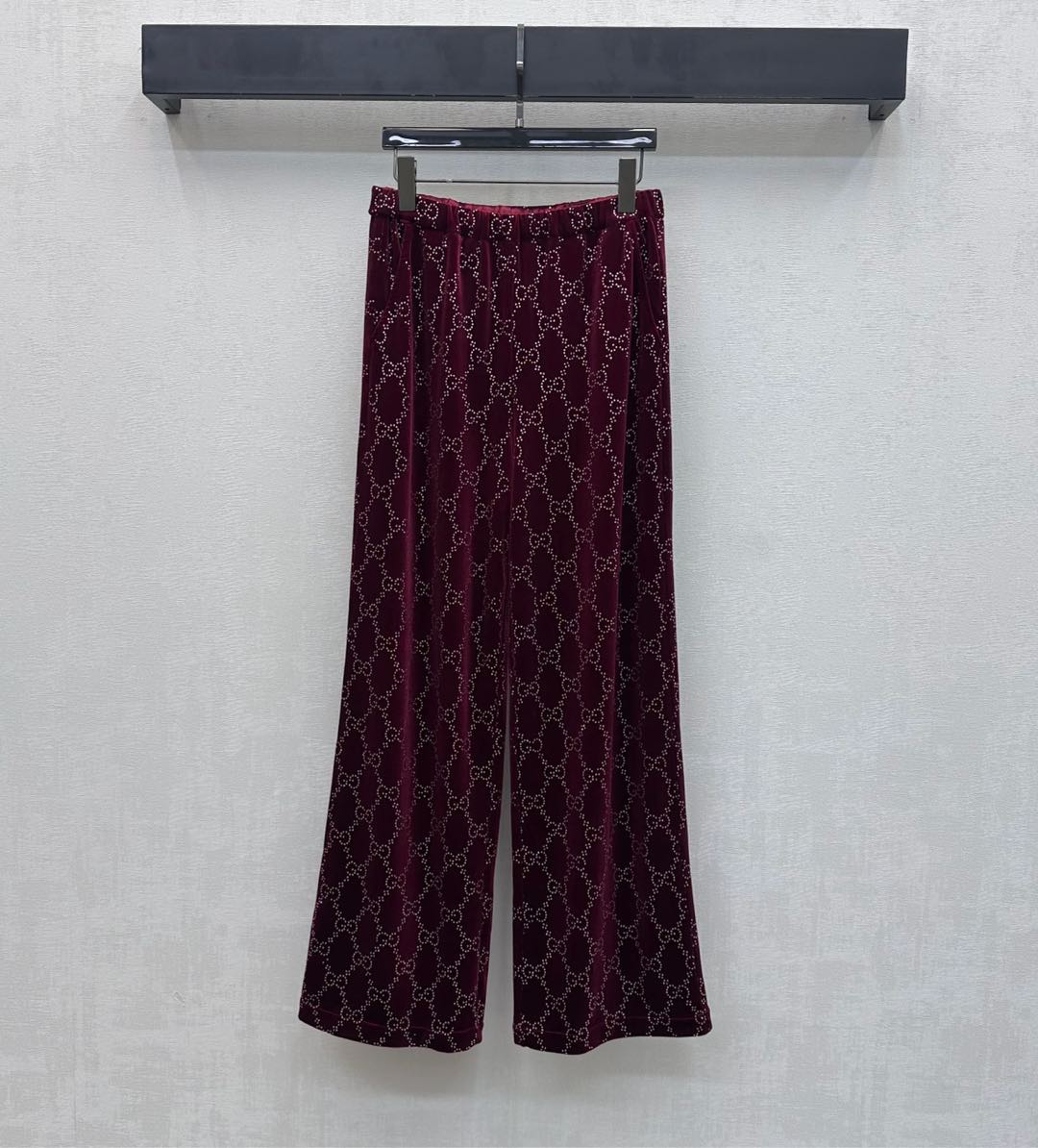 NO:731258,Gucc*2026 new products are on the shelves. Genuine velvet hot-drilled straight trousers are made of YB imported genuine velvet material. They are lustrous and stylish. The elastic waistline is used to adjust. With the three-dimensional cutting version design, it adds layering to the shape and creates a fashionable and neat style. The burgundy velvet is embellished with all-over rhombus double G rhinestones to highlight the brand's tone. The retro suede texture is rubbed with sparkling pearls, filling the high-end luxury and neat aura. Development of surface accessories  High-waisted straight-leg trousers can be matched with suits of the same series. The complete set brings a focus on dinner-level exquisite style. Full of aura. High version, gucci, business suit, real silk,19860909Gucc*2026新品上架真丝绒烫钻直筒长裤定制YB进口真丝绒材质 光泽垂顺有型 沿用弹力腰围调节 配合立体裁剪版型设计 增添造型层次感 打造时尚利落范儿 酒红丝绒撞上满印菱格双G水钻点缀 彰显品牌调性 复古绒面肌理揉着闪耀的珠光 把高奢华丽与利落气场拉满 面辅料开发 高腰直筒长裤剪裁 可搭配同系列西装 成套穿搭自带焦点晚宴级精致风格 气场十足  高版本,,gucci,business suit,real silk,,Women's clothing