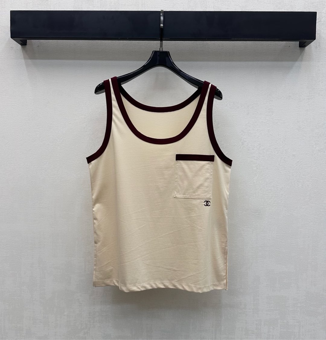NO:731269,Chane*2026 new products are on the shelves. The contrasting color vest is made of YB imported twill cotton material. It is breathable, comfortable and stylish. The collar and pocket edges are spliced to form a color collision design to add layering to the look. It is decorated with the iconic double C letter embroidery logo decoration under the chest pocket to highlight the brand tone. The loose silhouette shows a sense of relaxation. The surface accessories are developed. The U-neck vest is cut and can be paired with the straight trousers of the same series. It can be worn as a complete set of high-end and fashionable high version 36 38  40,,chanel,19860909Chane*2026新品上架拼接撞色背心定制YB进口斜纹全棉材质 透气舒适有型 领边与口袋边缘拼接形成颜色碰撞设计 增添造型层次感 配合胸前口袋下点缀标志性双C字母刺绣徽标装饰 彰显品牌调性 宽松廓形尽显松弛感 面辅料开发 U领背心剪裁 可搭配同系列直筒长裤 成套穿搭高级时髦  高版本36 38 40,,chanel,,Women's clothing
