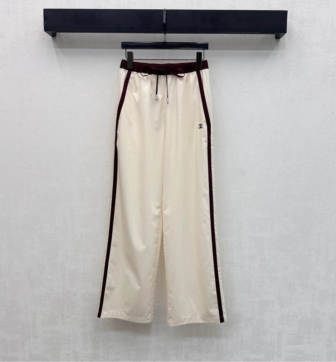 NO:731236,Chane*2026 new products are on the shelves. The contrasting color straight trousers are customized with YB imported twill cotton material. Breathable, comfortable and stylish. The waist, leg sides and pocket edges are spliced to form a color collision design to add layering to the look. It is decorated with the iconic double C letter embroidered logo decoration on the waist and crotch to highlight the brand tone. The loose silhouette shows a sense of relaxation. The development of surface accessories. The drawstring straight trousers are cut. Can be paired with vest shirts of the same series. Complete set of high-end and fashionable high version 36  38 40,,chanel,shirts,19860909Chane*2026新品上架拼接撞色直筒长裤定制YB进口斜纹全棉材质 透气舒适有型 腰围腿侧与口袋边缘拼接形成颜色碰撞设计 增添造型层次感 配合腰胯处点缀标志性双C字母刺绣徽标装饰 彰显品牌调性 宽松廓形尽显松弛感 面辅料开发 抽绳直筒长裤剪裁 可搭配同系列背心衬衫 成套穿搭高级时髦 高版本36 38 40,,chanel,shirts,,Women's clothing