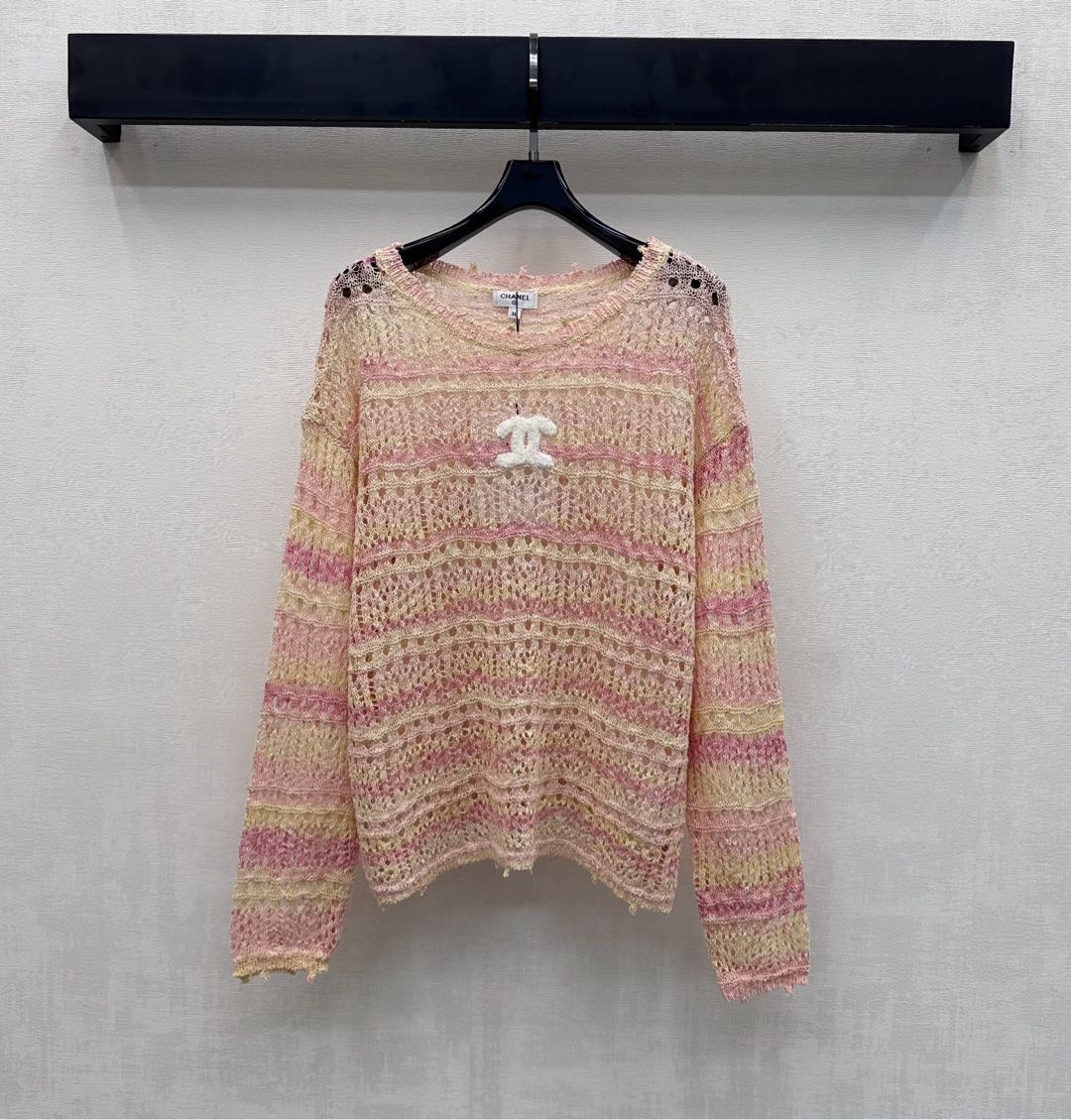 NO:731263,Chane*2026 new products are on the shelves. The hollow contrasting color knitted top is made of custom-made YB imported blended wool knitting material. The texture is high-quality and the texture is obvious. The whole body uses multiple colors and contrasting designs. It is made with hollow knitting technology to add layering to the look. The iconic white double C letter logo is centered on the chest to highlight the brand tone. Enrich the visual effect and beauty. Development of surface accessories. Round neck long-sleeved pullover sweater tailoring. Daily wear fashion trend. High version 2 colors 36  38 40,,chanel,sweaters,19860909Chane*2026新品上架镂空撞色针织上衣定制YB进口混纺羊毛针织材质 质感上乘 肌理明显 通体沿用多重色彩搭配撞色设计 配合镂空针织工艺制作 增添造型层次感 胸前居中点缀标志性白色双C字母徽标 彰显品牌调性 丰富视觉效果和美感 面辅料开发 圆领长袖套头毛衣剪裁 日常穿搭时尚潮流   高版本2色36 38 40,,chanel,sweaters,,Women's clothing