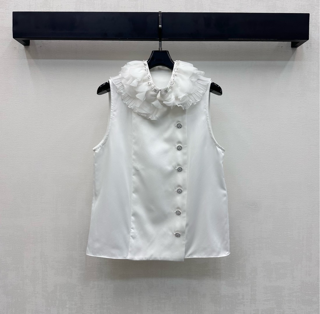 NO:731260,Chane*2026 new products are on the shelves. The layered lace cardigan vest is made of YB imported silk and cotton. It has a high-end texture and is full of quality. The beaded embroidery on the collar is fixed with accordion pleated lace decoration to add layering to the look. The iconic engraved double C letter button adjustment design on the placket highlights the brand tone. The development of fabric accessories. Round neck sleeveless shirt tailoring. The style of wearing a celebrity is highlighted. Perfect interpretation of the elegant sense of gold. High version 36 38  40,,chanel,19860909Chane*2026新品上架层叠花边开襟背心定制YB进口丝棉材质 质感高级 品相十足 领边钉珠刺绣固定风琴褶皱花边装饰 增添造型层次感 开襟标志性刻印双C字母纽扣调节设计 彰显品牌调性 面辅料开发 圆领无袖衬衣剪裁 穿搭名媛格调立显 完美演绎优雅千金感  高版本36 38 40,,chanel,,Women's clothing