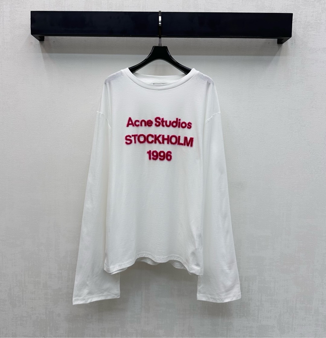 NO:731302,Acne studio*2026 new products are on the shelves. Round neck letter logo casual long-sleeved custom YB imported virgin cotton material. High quality, comfortable and breathable. The neckline is processed with threaded hemming details. It is tailored with a loose fit to add layering to the look. The contrasting iconic three-dimensional letter logo is embellished in the center of the chest to highlight the brand tone. Development of surface accessories. Cutting of round neck long-sleeved T-shirt. Stylish when worn alone. High version 2 colors,,acne  studios,dior,tees,t-shirt,19860909Acne studio*2026新品上架圆领字母徽标休闲长袖定制YB进口原生全棉材质 质感上乘 舒适透气 领口采用螺纹包边细节处理 配合宽松版型裁剪 增添造型层次感 胸前居中沿用撞色标志性立体字母徽标点缀 彰显品牌调性 面辅料开发 圆领长袖T恤剪裁 单穿内搭出彩时髦 高版本2色,,acne studios,dior,tees，t-shirt,,Women's clothing