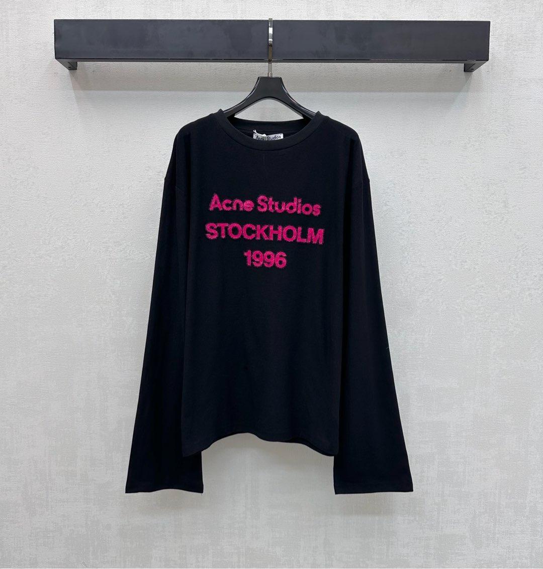 NO:731312,Acne studio*2026 new products are on the shelves. Round neck letter logo casual long-sleeved custom YB imported virgin cotton material. High quality, comfortable and breathable. The neckline is processed with threaded hemming details. It is tailored with a loose fit to add layering to the look. The contrasting iconic three-dimensional letter logo is embellished in the center of the chest to highlight the brand tone. Development of surface accessories. Cutting of round neck long-sleeved T-shirt. Stylish when worn alone. High version 2 colors,,acne  studios,dior,tees,t-shirt,19860909Acne studio*2026新品上架圆领字母徽标休闲长袖定制YB进口原生全棉材质 质感上乘 舒适透气 领口采用螺纹包边细节处理 配合宽松版型裁剪 增添造型层次感 胸前居中沿用撞色标志性立体字母徽标点缀 彰显品牌调性 面辅料开发 圆领长袖T恤剪裁 单穿内搭出彩时髦 高版本2色,,acne studios,dior,tees，t-shirt,,Women's clothing