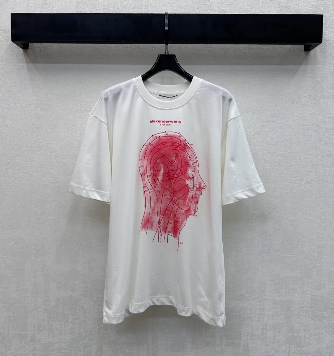 NO:731272,Alexander wan*2026 new products are on the shelves. Round neck letter logo customized YB imported raw cotton material. High quality, comfortable and breathable. The neckline is processed with threaded hemming details to add layering to the shape. The iconic letter logo is embellished on the chest with a standard skull shape pattern to highlight the brand tone. Rich visual effects. Surface accessories development. Conventional round neck short-sleeved T-shirt tailoring. Unique fashion. Daily casual and relaxed charm. High version 2 colors, T-shirt, tees, t-shirt,19860909Alexander wan*2026新品上架圆领字母徽标定制YB进口原生全棉材质 质感上乘 舒适透气 领口采用螺纹包边细节处理 增添造型层次感 胸前点缀标志性字母徽标标准头颅形状图案 彰显品牌调性 丰富视觉效果 面辅料开发 常规圆领短袖T恤剪裁 独特时尚 日常休闲松弛魅力   高版本2色,,T-shirt,tees，t-shirt,,Women's clothing