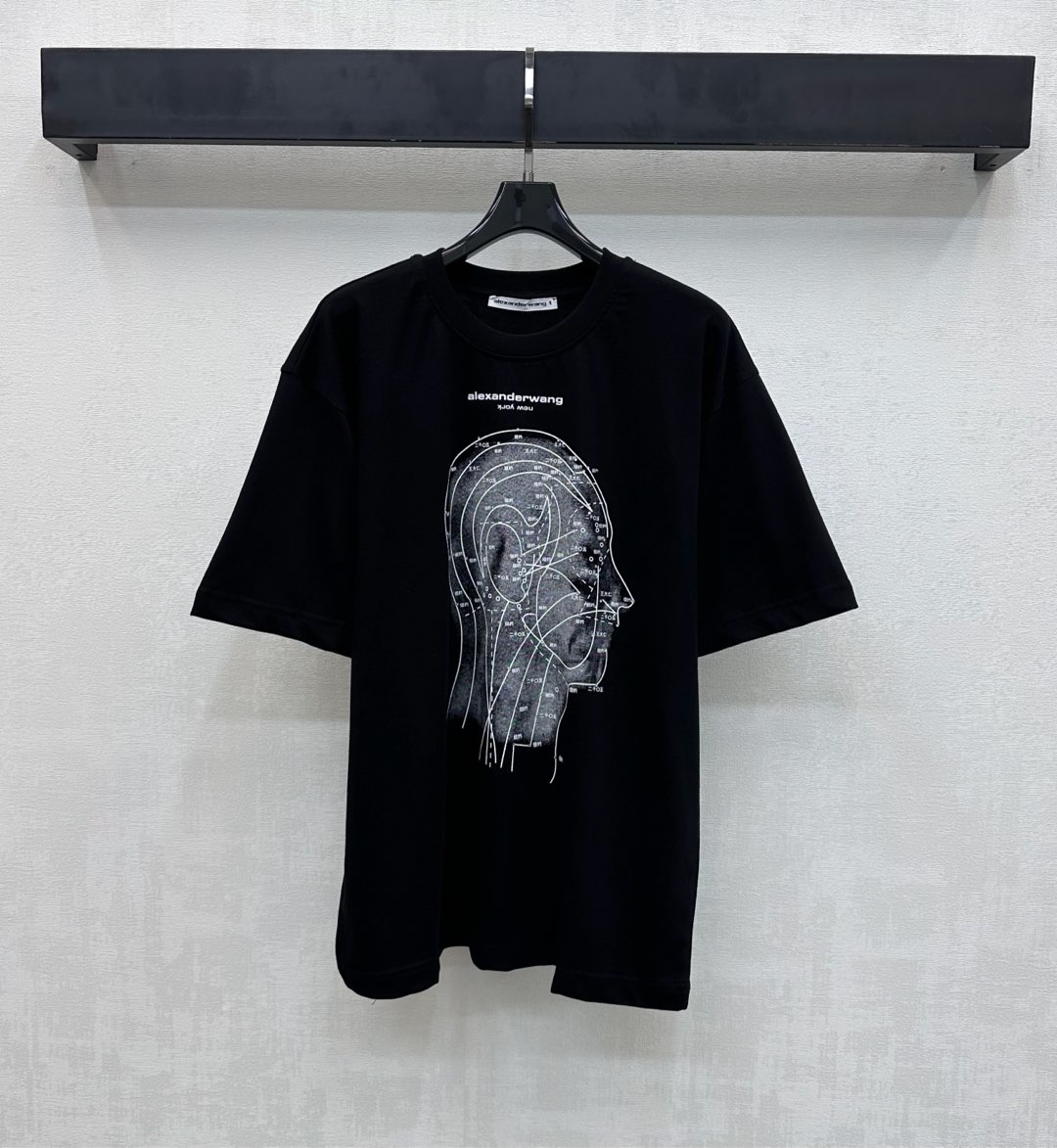 NO:731282,Alexander wan*2026 new products are on the shelves. Round neck letter logo customized YB imported raw cotton material. High quality, comfortable and breathable. The neckline is processed with threaded hemming details to add layering to the shape. The iconic letter logo is embellished on the chest with a standard skull shape pattern to highlight the brand tone. Rich visual effects. Surface accessories development. Conventional round neck short-sleeved T-shirt tailoring. Unique fashion. Daily casual and relaxed charm. High version 2 colors, T-shirt, tees, t-shirt,19860909Alexander wan*2026新品上架圆领字母徽标定制YB进口原生全棉材质 质感上乘 舒适透气 领口采用螺纹包边细节处理 增添造型层次感 胸前点缀标志性字母徽标标准头颅形状图案 彰显品牌调性 丰富视觉效果 面辅料开发 常规圆领短袖T恤剪裁 独特时尚 日常休闲松弛魅力   高版本2色,,T-shirt,tees，t-shirt,,Women's clothing