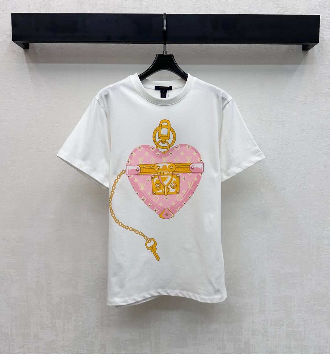 NO:732047,Louis Vuitto*2026 new products are on the shelves. Round neck heart lock print, customized YB imported virgin cotton material. High quality, comfortable and breathable. Threaded hemming details are used on the neckline to add layering to the look. Heart lock buckle iconic letter logo element is centered on the chest to highlight the brand tone. Surface and accessories development. Regular round neck short-sleeved T-shirt cut. Casual and relaxed for daily commuting. Stylish when worn alone. High version, Louis  vuitton,T-shirt,tees,t-shirt,19860909Louis Vuitto*2026新品上架圆领桃心锁头印花定制YB进口原生全棉材质 质感上乘 舒适透气 领口采用螺纹包边细节处理 增添造型层次感 胸前居中点缀桃心锁扣标志性字母徽标元素 彰显品牌调性 面辅料开发 常规圆领短袖T恤剪裁 日常通勤休闲松弛 单穿内搭出彩时髦 高版本,,louis vuitton,T-shirt,tees，t-shirt,,Women's clothing