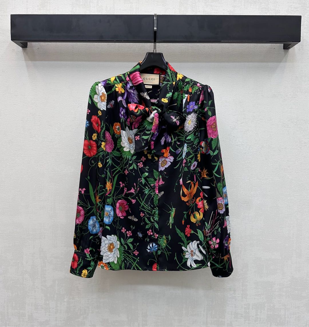 NO:737622,Exclusive first release of original quality Guc*i 26/spring and summer new floral print shirts!  Colorful floral patterns are romantic, elegant and have a spring atmosphere! Light and thin cotton material, comfortable and breathable to wear, and the bow design on the neckline is a bonus, making it easy to create a high-end look~SML,,gucci,shirts,19860909独家首发原单品质 Guc*i 26/春夏新款花卉印花衬衫！多彩花卉图案 浪漫优雅又超有春日氛围感!轻薄棉料,穿着舒适透气,领口蝴蝶结设计超加分 轻松打造高级感穿搭～SML,,gucci,shirts,,Women's clothing