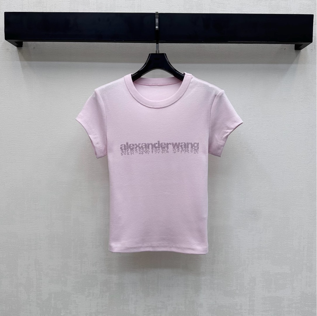 NO:732025,Alexander wan*2026 new products are on the shelves. Customized YB imported raw cotton material with hot diamond letter logo. High quality, comfortable and breathable. The neckline is processed with threaded hemming details to add layering to the shape. The iconic hot diamond letter element is embellished on the chest to highlight the brand tone. Rich visual effects. Development of surface accessories. Slim short T-shirt tailoring. Unique fashion. Daily casual and relaxed charm. High version, tees, t-shirt,19860909Alexander wan*2026新品上架烫钻字母徽标定制YB进口原生全棉材质 质感上乘 舒适透气 领口采用螺纹包边细节处理 增添造型层次感 胸前点缀标志性烫钻字母元素 彰显品牌调性 丰富视觉效果 面辅料开发 修身短款T恤剪裁 独特时尚 日常休闲松弛魅力   高版本,,tees，t-shirt,,Women's clothing