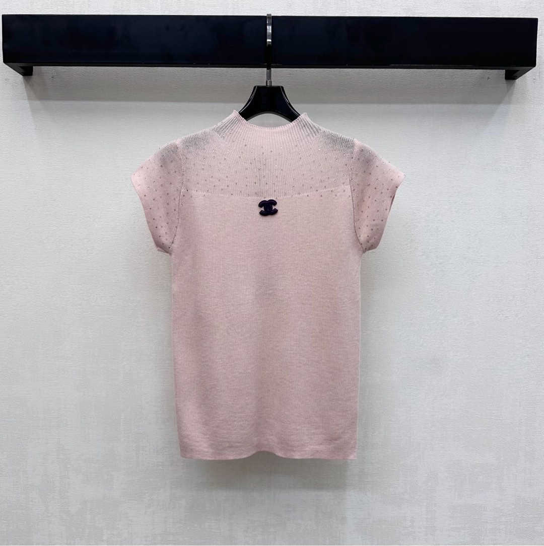 NO:732038,Chane*2026 new arrivals, letter logo flying sleeve knitted custom YB imported wool knitted material, soft and comfortable, high-quality texture, embellishment of the iconic double C on the chest, three-dimensional letter logo decoration, highlighting the brand tone. The front placket follows the line layered version design, with hot diamond decoration and slightly hollowed out visual effects, adding layering to the look. Development of surface accessories. Stand-up collar short-sleeved top tailoring. Stylish when worn alone. High version 36 38  40,,chanel,T-shirt,19860909Chane*2026新品上架字母徽标飞袖针织定制YB进口羊毛针织材质 柔软舒适 质感上乘 胸前点缀标志性双C 立体字母徽标装饰 彰显品牌调性 前襟沿用线条分层版型设计 配合烫钻装饰以及微微镂空视觉效果 增添造型层次感 面辅料开发 立领短袖上衣剪裁 单穿内搭出彩时髦  高版本36 38 40,,chanel,T-shirt,,Women's clothing