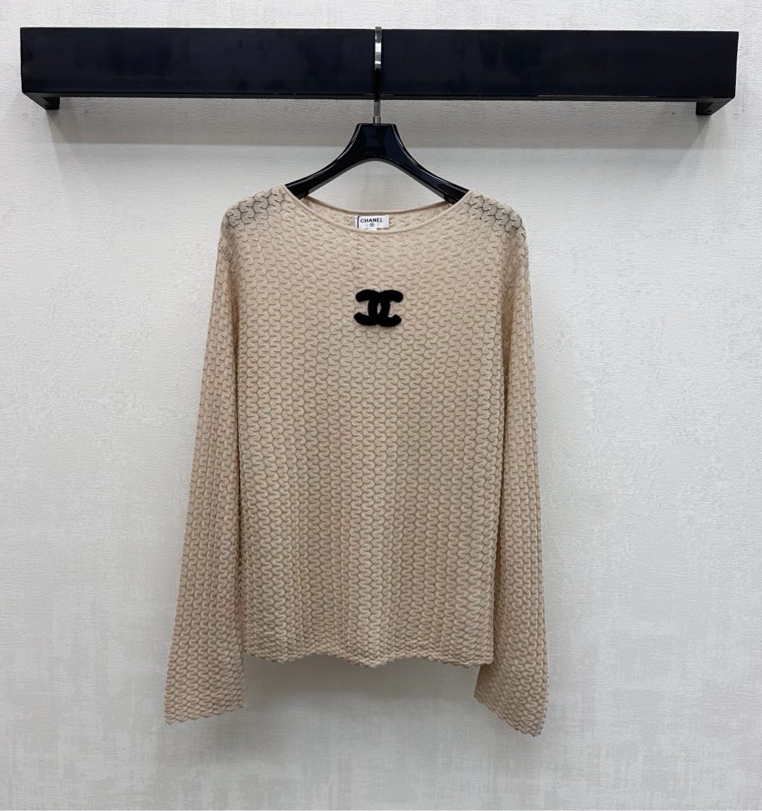 NO:732035,Chane*2026 new products are launched. Wavy pattern knitted tops are made of custom YB imported blended knitted materials. Comfortable texture and obvious texture. The iconic double C letter three-dimensional logo decoration is centered on the chest to highlight the brand tone. The whole body is designed with wavy patterns to add layering to the look. Surface accessories development. Round neck pullover long-sleeved sweater tailoring. Fashionable and casual for daily commuting. Unique and fashionable. High version 2 colors 36 38 40,,chanel,sweaters,19860909Chane*2026新品上架波浪纹针织上衣定制YB进口混纺针织材质 质感舒适 肌理明显 胸前居中点缀标志性双C字母立体徽标装饰 彰显品牌调性 通体采用波浪纹设计 增添造型层次感 面辅料开发 圆领套头长袖毛衣剪裁 日常通勤时尚休闲 独特时髦 高版本2色36 38 40,,chanel,sweaters,,Women's clothing