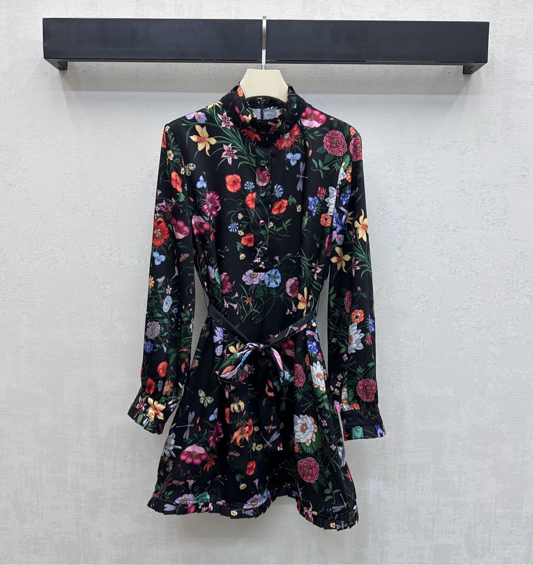 NO:732015,Gucc*2026 new arrival silk printed shirt dress. Customized YB imported mulberry silk material. Texture is glossy, comfortable and soft. Collar skirt hem and cuffs are made with pleated lace technology. Adjustable design with half placket buttons and original fabric belt to add layering to the look. Contrast flower and insect patterns all over the body. Rich visual impact and highlight the brand tone. Development of surface accessories. Stand-up collar shirt dress tailoring. High-end style.  High version 2 colors,,gucci,skirts,real silk,19860909Gucc*2026新品上架真丝印花衬衣裙 定制YB进口桑蚕丝材质 质感光泽 舒适柔软 领边裙摆袖口沿用压褶花边工艺制作 配合半开襟纽扣与本布腰带调节设计 增添造型层次感 通体满铺撞色花朵昆虫图案 丰富视觉冲击力 彰显品牌调性 面辅料开发 立领衬衣裙剪裁 穿搭高级气质 高版本2色,,gucci,skirts,real silk,,Women's clothing