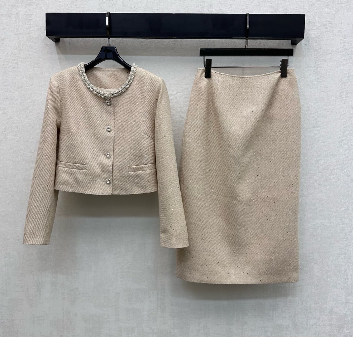 NO:733301,Chane*2026 New Arrival Dress Jacket Skirt Set Customized YB Imported Woolen Material Full of Texture and Delicate Texture The neckline is embellished with beads. It is designed with three-dimensional diamond-set buttons on the placket and pocket to highlight the brand tone. The set is processed with sequins and interwoven with grainy texture to add layering to the look. Development of surface accessories. Round neck dress jacket paired with skirts of the same series. High-end temperament for commuting and dating as a complete set. High version 36 38  40 42,,chanel,skirts,jackets & coats,19860909Chane*2026新品上架洋装外套半裙套装定制YB进口羊毛呢材质 质感十足 肌理细腻 领口沿用珠串点缀装饰 配合开襟与口袋立体镶钻纽扣调节设计 彰显品牌调性 成套采用亮片工艺处理 配合穿插交织的颗粒感纹理 增添造型层次感 面辅料开发 圆领洋装外套搭配同系列半裙 通勤约会成套穿搭高级气质   高版本36 38 40 42,,chanel,skirts,jackets & coats,,Women's clothing