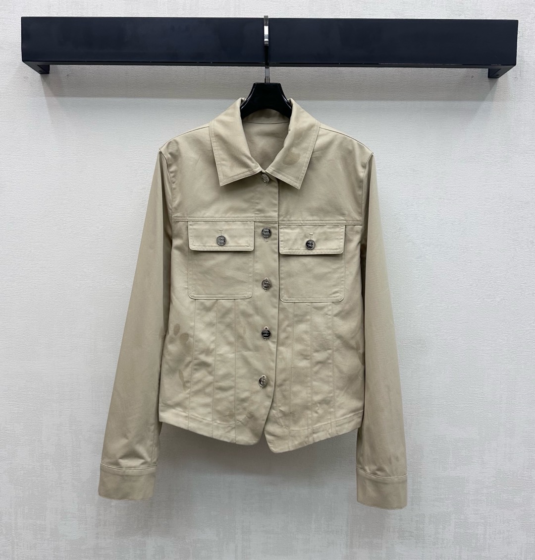 NO:733295,Chane*2026 New Arrival Pocket Workwear Lapel Shirt Customized YB imported twill cotton material. Glossy, comfortable and stylish. Decorated with symmetrical flap pockets on the chest to add layering to the look. Presenting a casual workwear atmosphere. The iconic engraved metal double C button adjustment design on the placket highlights the brand's tone. Flexible movement makes youthful vitality stand out. Lapel slim shirt jacket style tailoring can be paired with the same series of culottes. Wear as a set to modify the waist and crotch. More tolerant to the body shape.  Essential for early spring, high version 36 38 40,,chanel,skirts,jackets & coats,19860909Chane*2026新品上架口袋工装翻领衬衣定制YB进口斜纹全棉材质 光泽舒适有型 饰以胸前对称翻盖口袋装饰 增添造型层次感 呈现工装休闲气息 开襟标志性刻印金属双C纽扣调节设计 彰显品牌调性 灵活行动让青春活力立显 翻领修身衬衣外套版型剪裁 可搭配同系列裙裤 成套穿搭修饰腰身胯部 对身材包容度更高 早春必备 高版本36 38 40,,chanel,skirts,jackets & coats,,Women's clothing