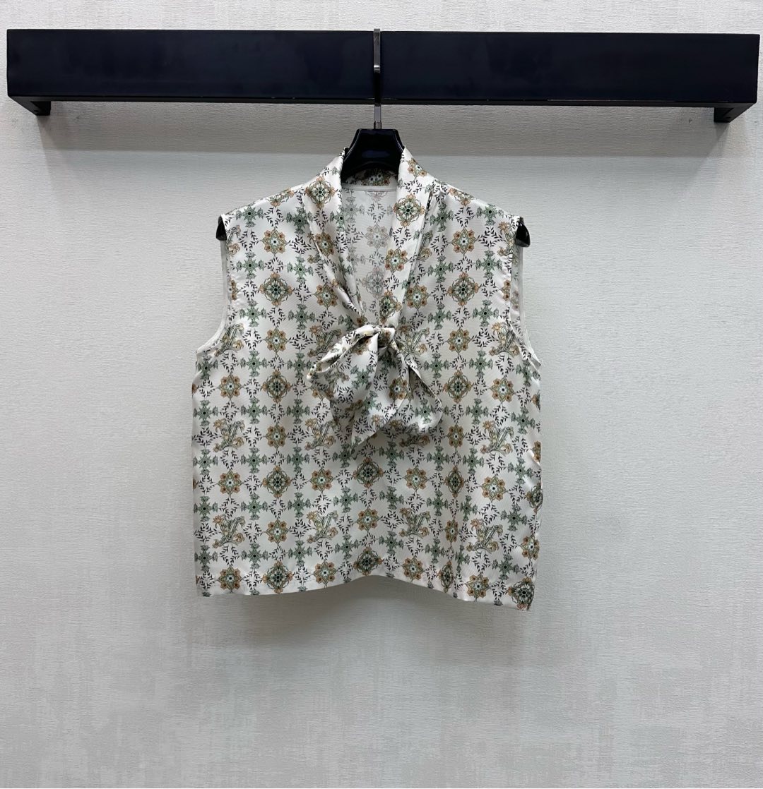 NO:733324,Louis Vuitto*2026 new arrival silk printed lace-up vest customized with YB imported mulberry silk material. The texture is shiny, comfortable and soft. The edge of the collar is designed with a ribbon bow to add layering to the look. It is embellished with the metal four-leaf clover logo on the ribbon. It echoes the iconic letter pattern all over the body and highlights the brand tone. Development of surface accessories. Lace-up sleeveless top tailoring. Daily matching with high-end fashion. High version, Louis Vuitton, real silk,19860909Louis Vuitto*2026新品上架真丝印花系带背心定制YB进口桑蚕丝材质 质感光泽 舒适柔软 领边沿用飘带蝴蝶结设计 增添造型层次感 配合金属四叶草徽标点缀飘带之上 呼应通体满铺标志性字母图案 彰显品牌调性 面辅料开发 系带无袖上衣剪裁 日常搭配高级时髦  高版本,,louis vuitton,real silk,,Women's clothing