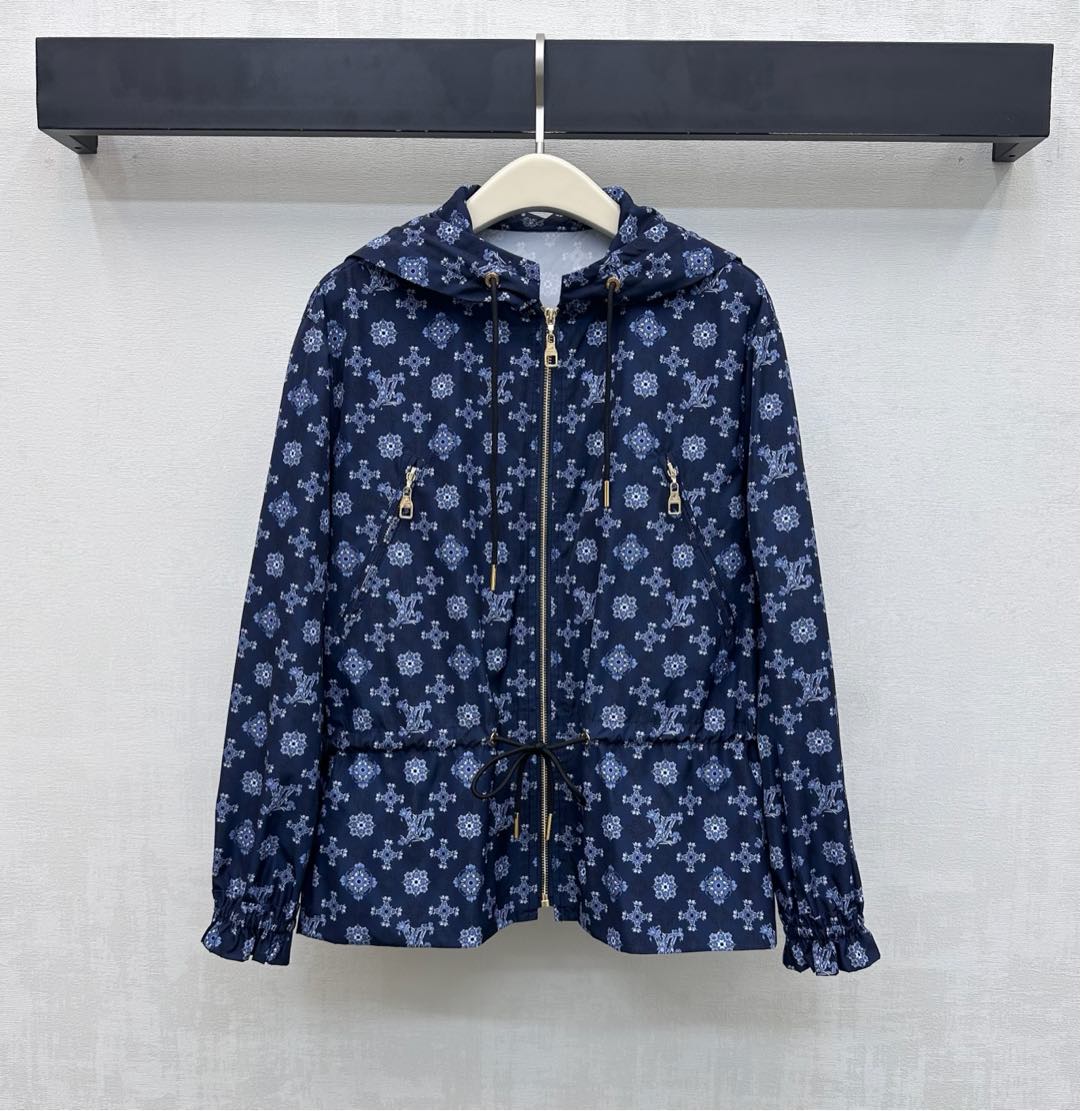NO:733354,Louis Vuitto*2026 new arrivals jacquard drawstring hooded jacket customized YB imported jacquard material, crisp and stylish, high-quality texture, zipper pocket decoration with symmetrical metal engraved letters on the front, jacquard elements all over the body, the iconic four-leaf clover logo, highlighting the brand's tone, micro-A external expansion waist drawstring adjustment design, adding layering to the shape, highlighting the proportions and modifying the body, creating a casual and relaxed style. Development of surface accessories, tailoring of the hooded jacket  Can be paired with trousers from the same series. The complete set is more fashionable and trendy. High version, Louis Vuitton, hats,19860909Louis Vuitto*2026新品上架提花抽绳连帽冲锋衣定制YB进口提花材质 挺括有型 质感上乘 前襟金属对称刻印字母拉链口袋装饰 通体满铺提花元素标志性四叶草徽标 彰显品牌调性 微A外扩版型腰间抽绳调节设计 增添造型层次感 凸显比例修饰身材 打造休闲松弛感风格 面辅料开发 连帽冲锋衣版型剪裁 可搭配同系列长裤 成套穿搭更为时髦潮流 高版本,,louis vuitton,hats,,Women's clothing