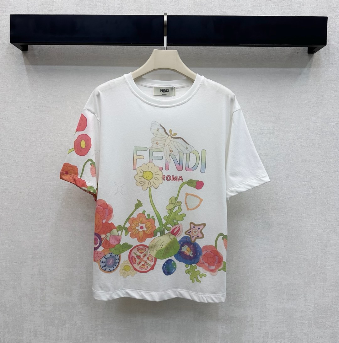 NO:735507,Fend*2026 new products are on the shelves. The round neck letter printing is made of customized YB imported cotton material. The texture is comfortable and breathable. The whole body is decorated with macaron color printing patterns such as flowers, butterflies and fruits. It is decorated with the iconic letter logo to highlight the brand tone. The collar edge is processed with thread wrapping. It is matched with a loose and flesh-covering design that does not pick up on the figure. It adds a sense of layering to the look. Development of surface accessories. Round neck loose short-sleeved T-shirt cut. Sweet and cute for daily wear.  High version,,fendi,T-shirt,tees,t-shirt,19860909Fend*2026新品上架圆领字母印花定制YB进口全棉材质 质感舒适透气 整体采用花卉蝴蝶以及水果等马卡龙配色印花图案装饰 配合标志性字母徽标融入修饰 彰显品牌调性 领边沿用螺纹包边处理 搭配宽松遮肉不挑身材设计 增添造型层次感 面辅料开发 圆领宽松短袖T恤剪裁 日常穿搭甜美可爱 高版本,,fendi,T-shirt,tees，t-shirt,,Women's clothing