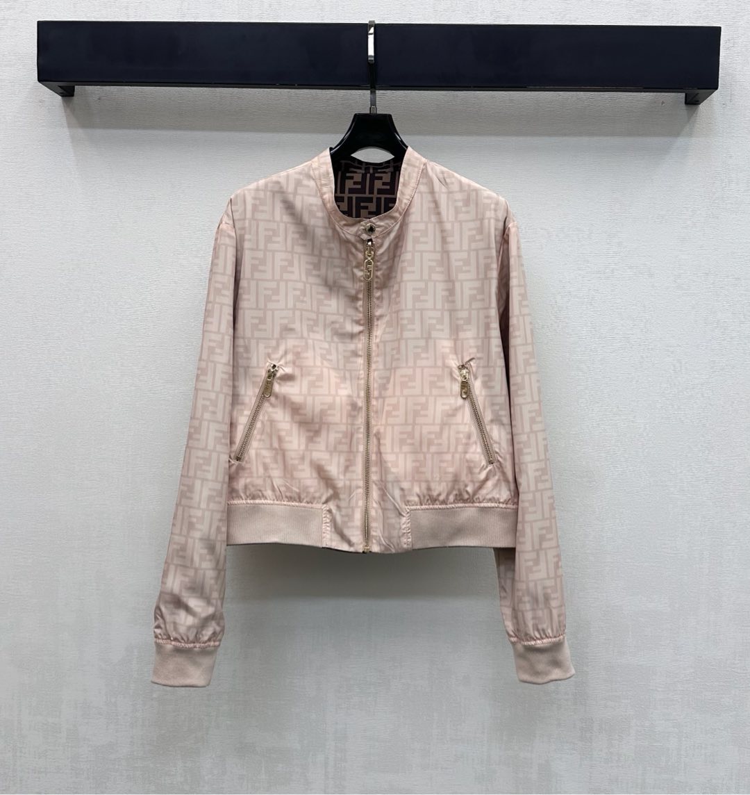 NO:734023,Fend*2026 new products are on the shelves. Reversible jackets are made of custom YB imported jacquard material. The texture is high-end, crisp and stylish. The two-color all-over letter printing element is used to create a two-wear design concept. It is equipped with the iconic letter logo and zipper adjustment decoration to highlight the brand tone. It is decorated with elastic threaded cuffs and hem binding. It is close-fitting and flexible and easy to put on and take off. It is decorated with zipper pockets to add a sense of layering to the look. Development of surface accessories. Stand-collar jacket tailoring  Meet the various needs of daily commuting. High version two-color, fendi, jackets & coats, jackets & coats,19860909Fend*2026新品上架两面穿夹克外套定制YB进口提花材质 质感高级 挺括有型 沿用两色满铺字母印花元素 打造一衣两穿的设计理念 搭配印刻标志性字母徽标拉链调节装饰 彰显品牌调性 饰以弹力螺纹袖口下摆包边处理 贴身灵活穿脱方便 配合拉链口袋版型装饰 增添造型层次感 面辅料开发 立领夹克外套剪裁 满足日常通勤多种需求 高版本双色,,fendi,jackets & coats,jackets & coats,,Women's clothing